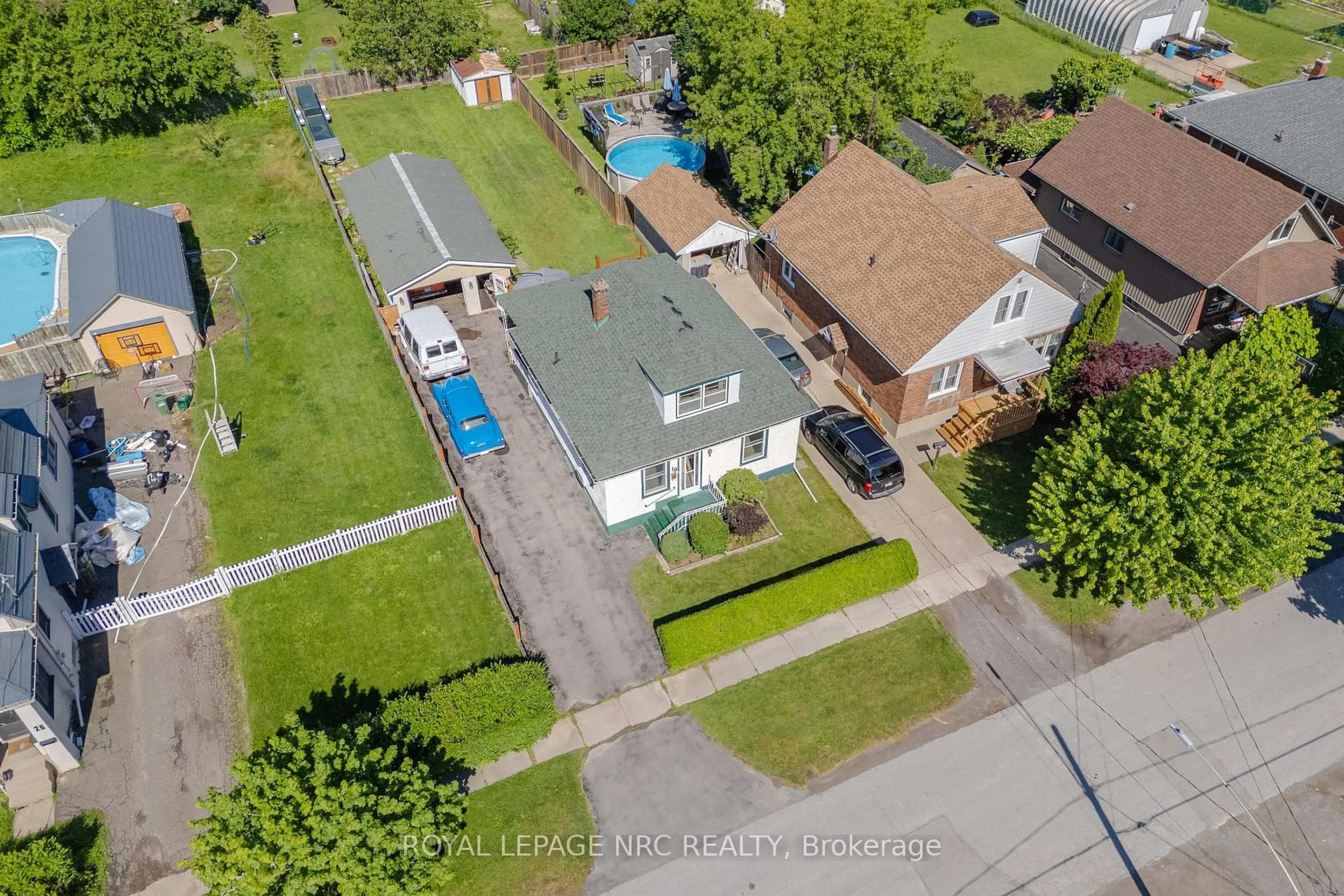 A pic from outside/outdoor area/front of a property/back of a property/a pic from drone, street for 19 Cunningham St, Thorold Ontario L2V 3K6