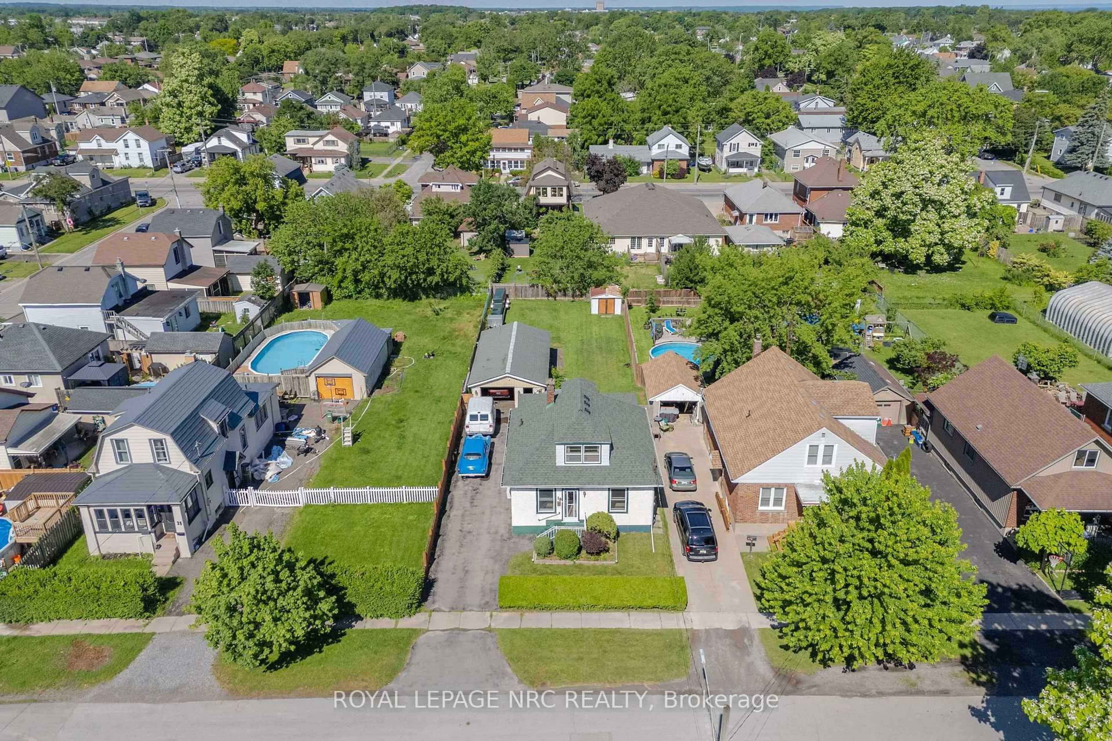 A pic from outside/outdoor area/front of a property/back of a property/a pic from drone, street for 19 Cunningham St, Thorold Ontario L2V 3K6