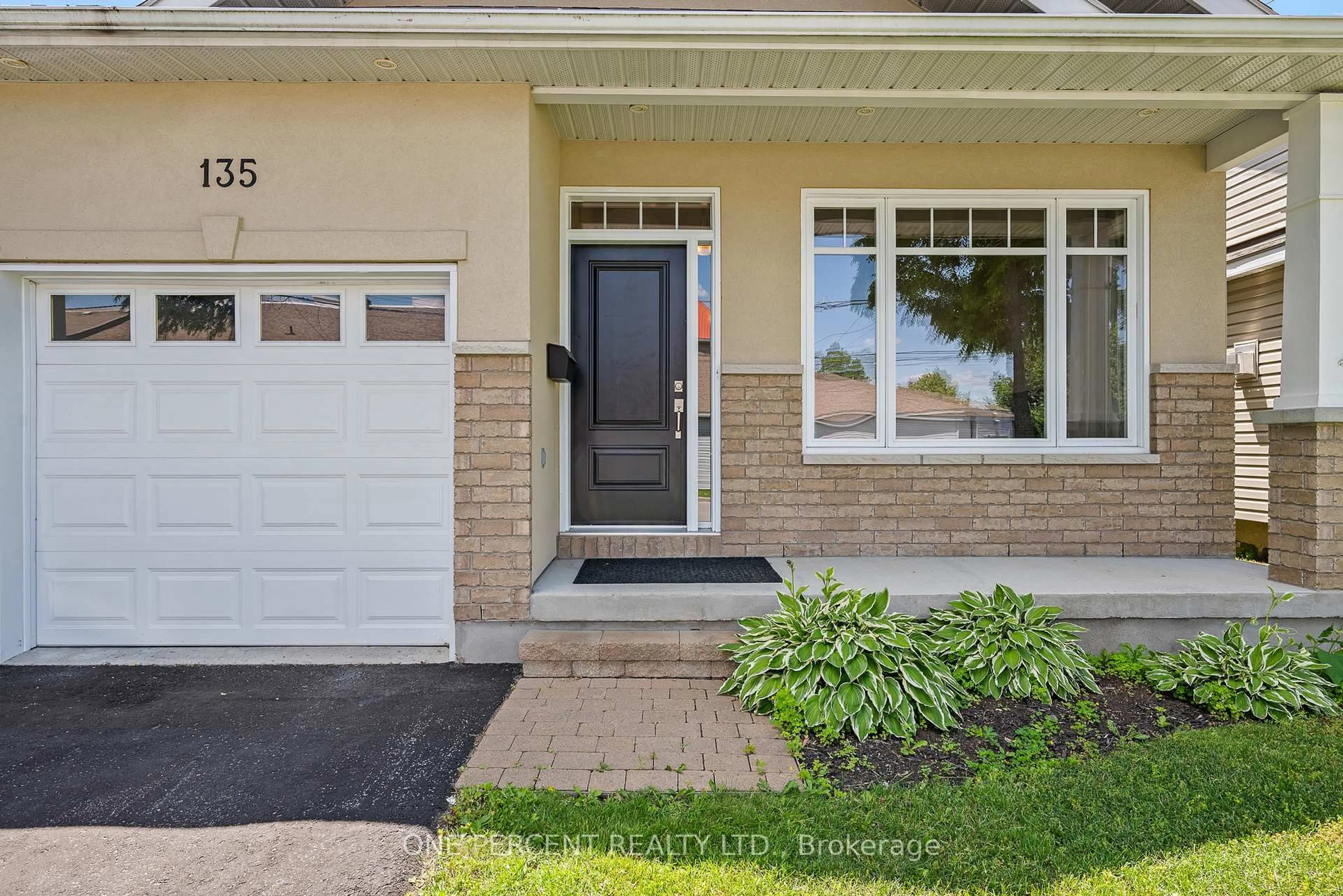 Indoor entryway for 135 Elizabeth St, Carleton Place Ontario K7C 2V9