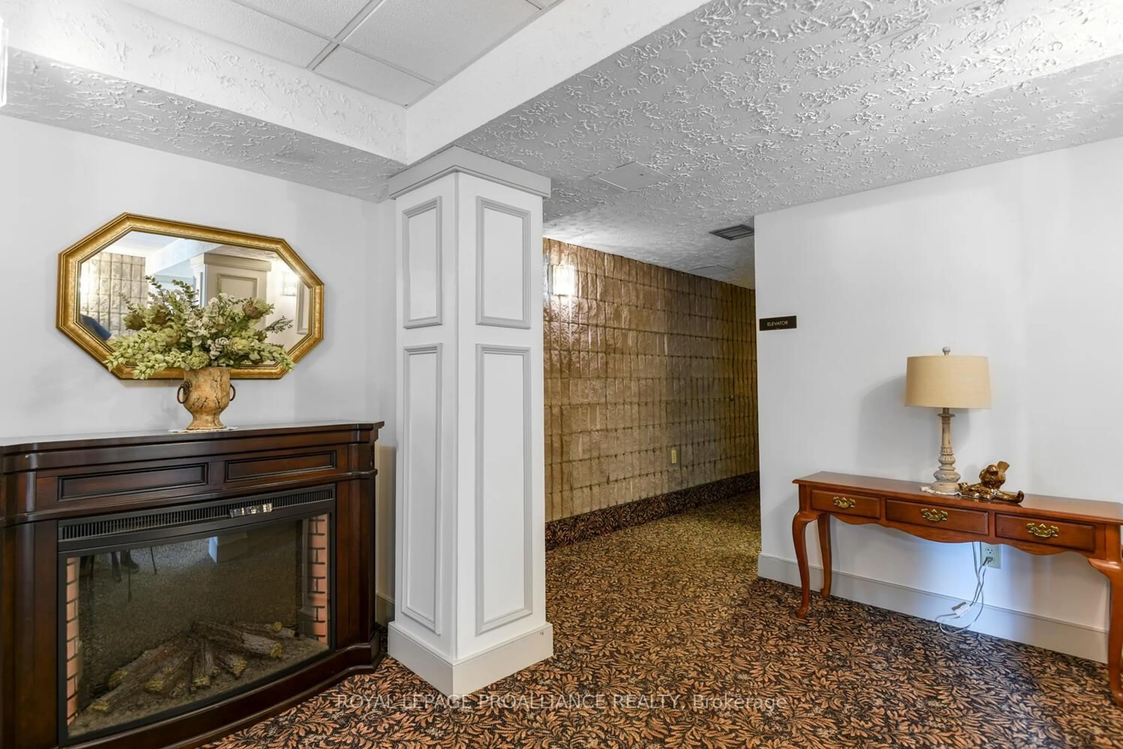 Indoor foyer for 95 Windsor Dr #502, Brockville Ontario K6V 3H7