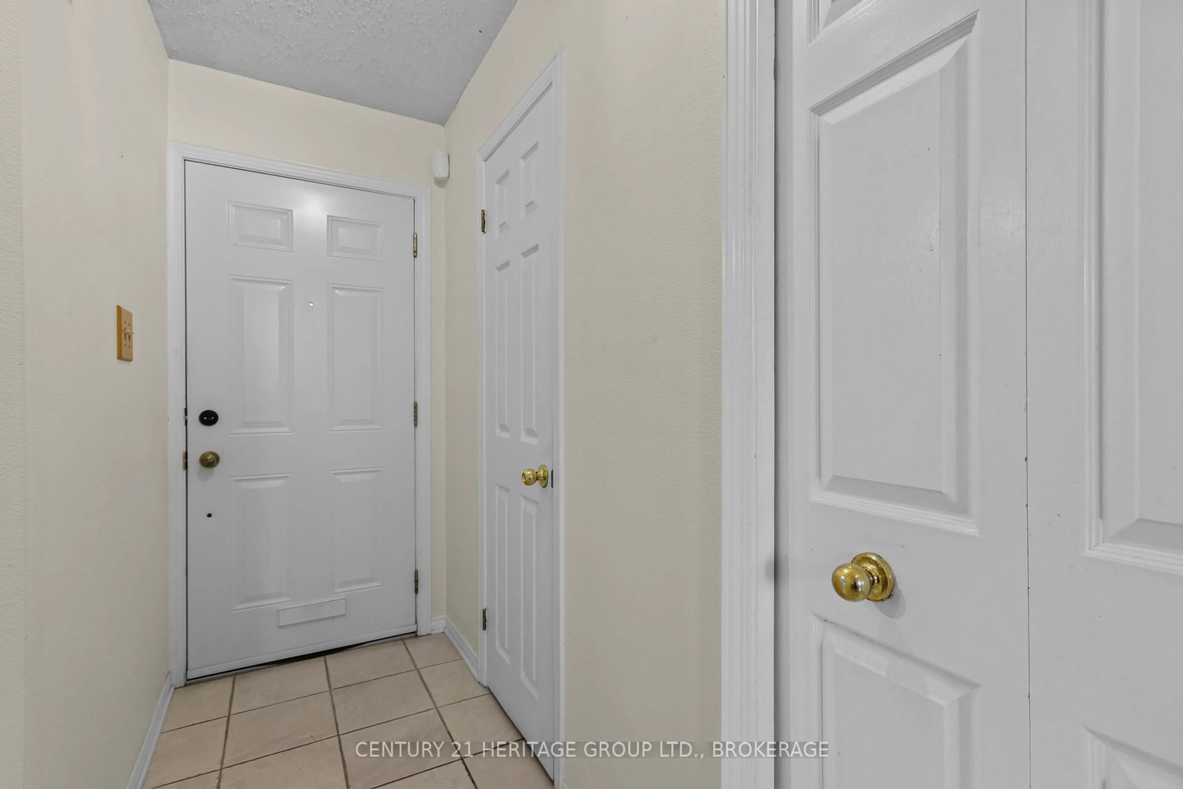 Indoor entryway for 1 Place D'armes #61, Kingston Ontario K7K 6S3