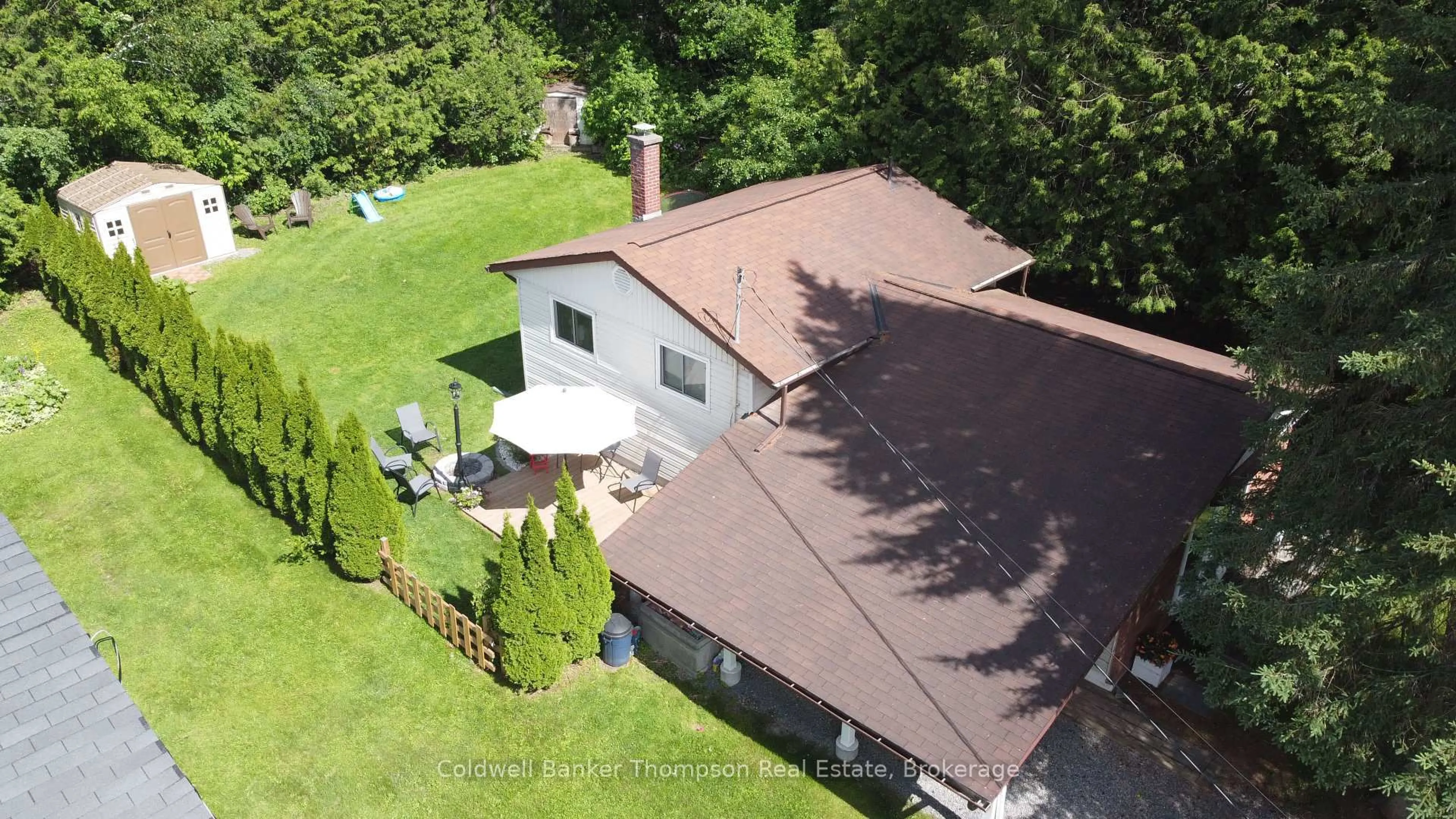 A pic from outside/outdoor area/front of a property/back of a property/a pic from drone, unknown for 24 Centre St, Huntsville Ontario P1H 1X4