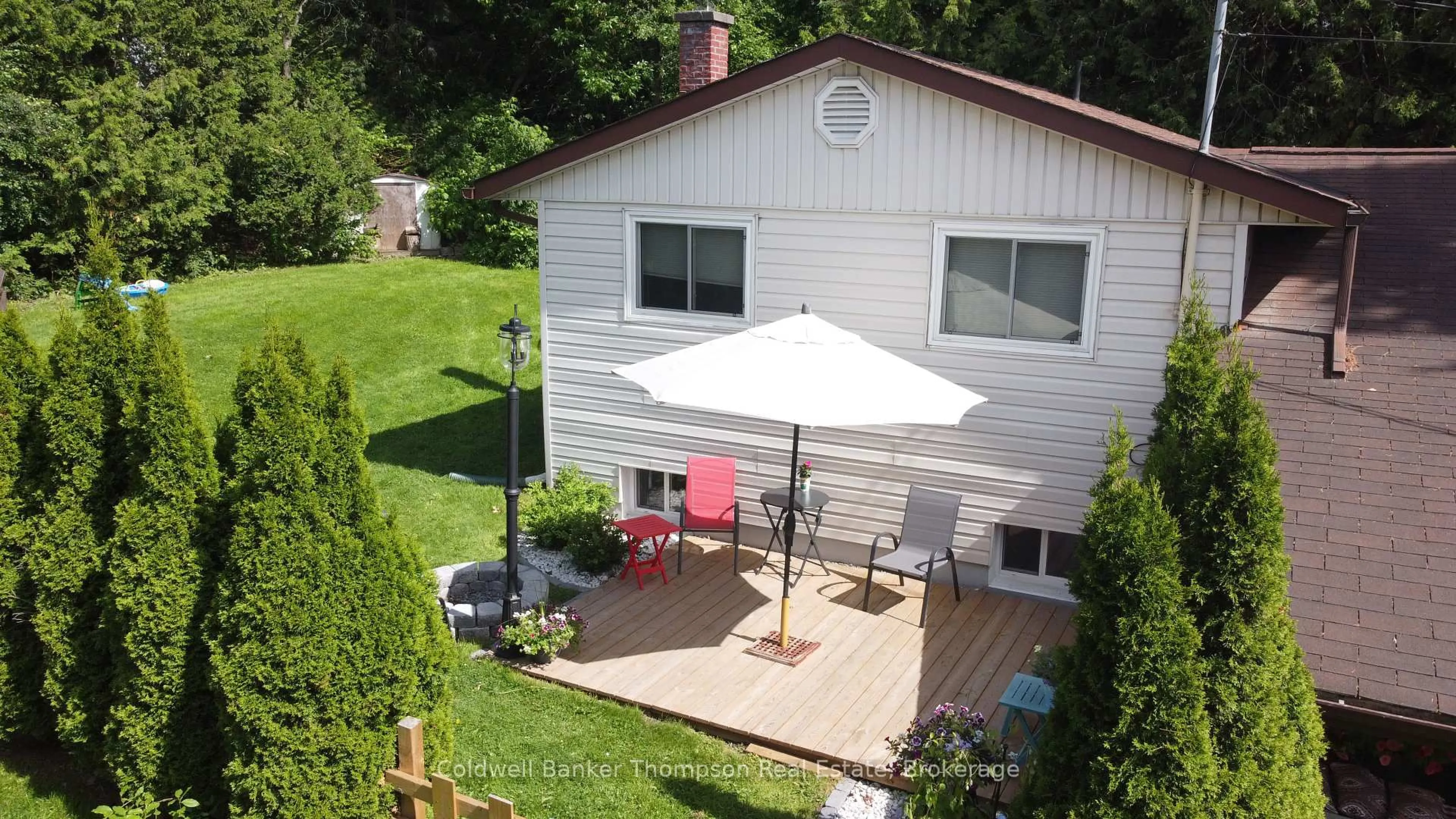 A pic from outside/outdoor area/front of a property/back of a property/a pic from drone, unknown for 24 Centre St, Huntsville Ontario P1H 1X4