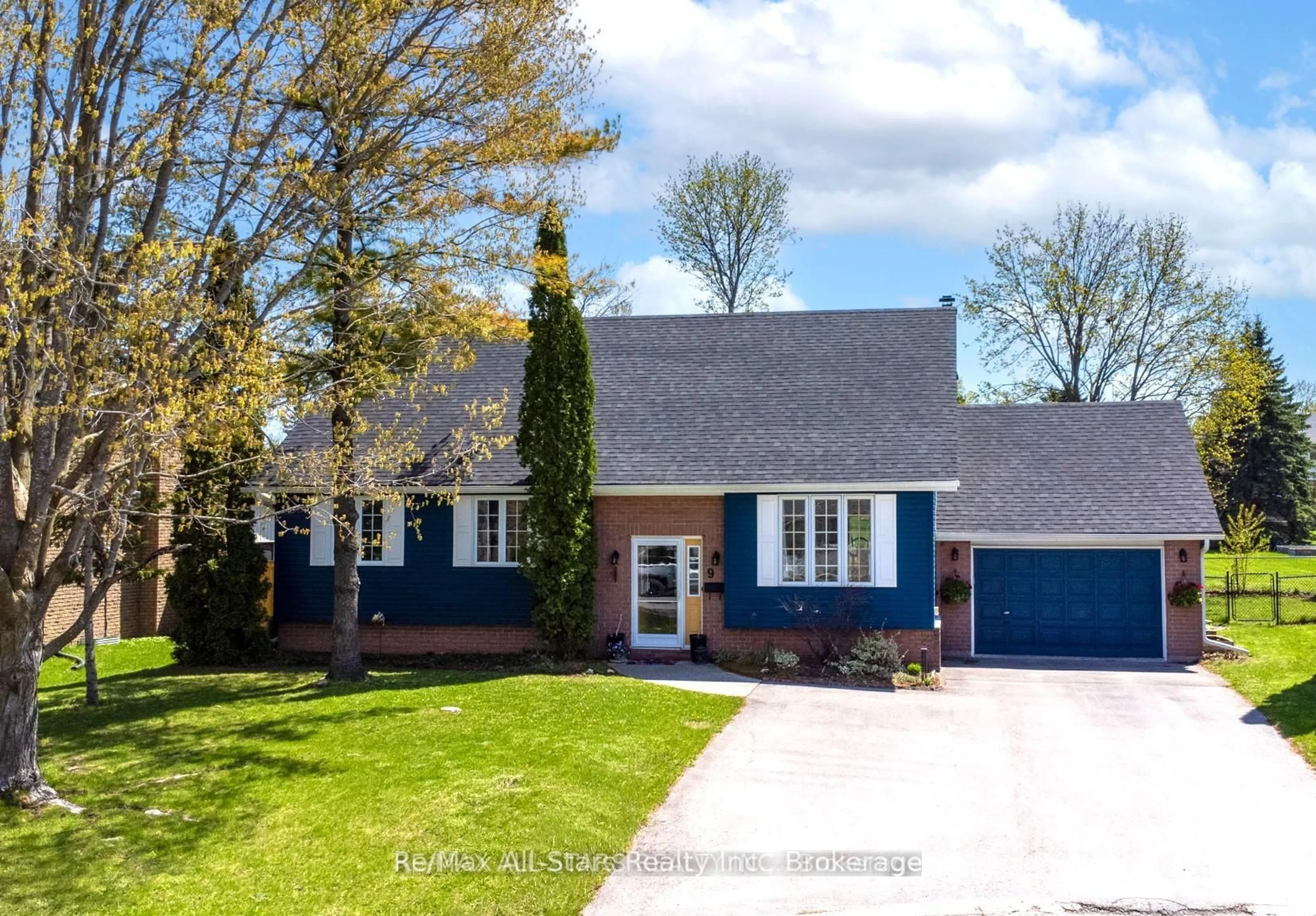 Home with vinyl exterior material, street for 9 Don Crt, Kawartha Lakes Ontario K9V 5T1