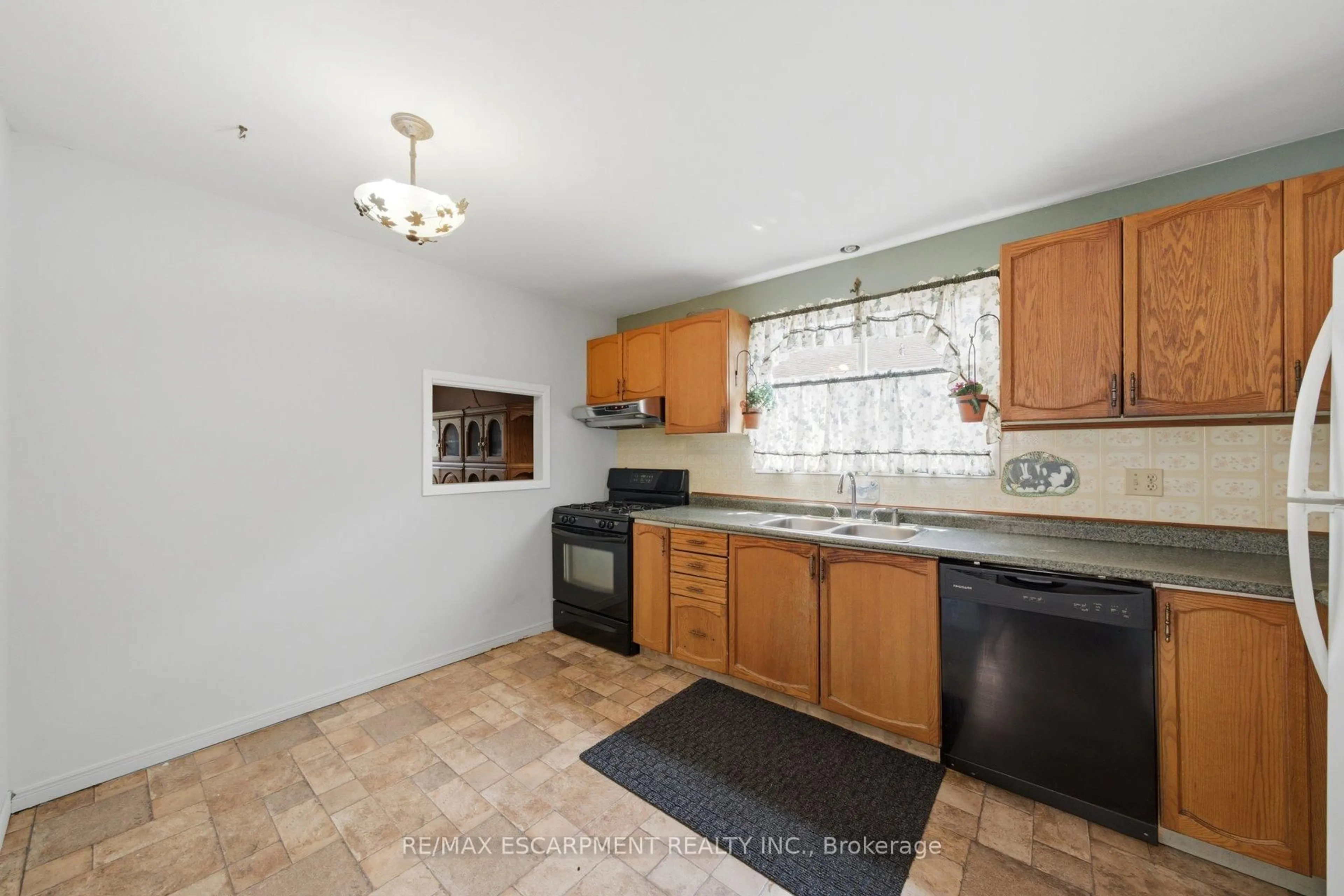Standard kitchen, ceramic/tile floor for 3 Twinoaks Cres, Hamilton Ontario L8J 2E6
