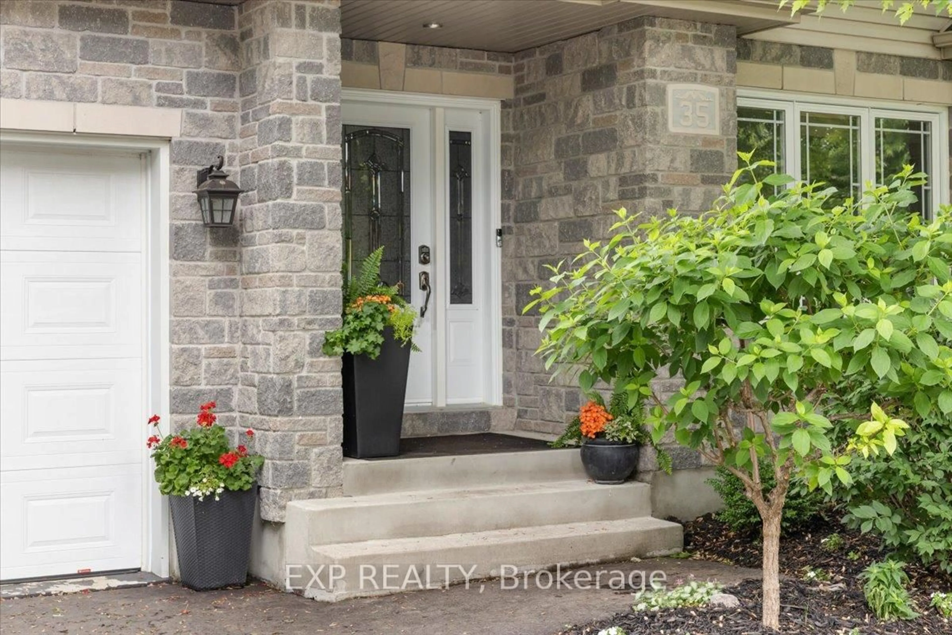 Indoor entryway for 35 Honore Cres, The Nation Ontario K0A 2M0