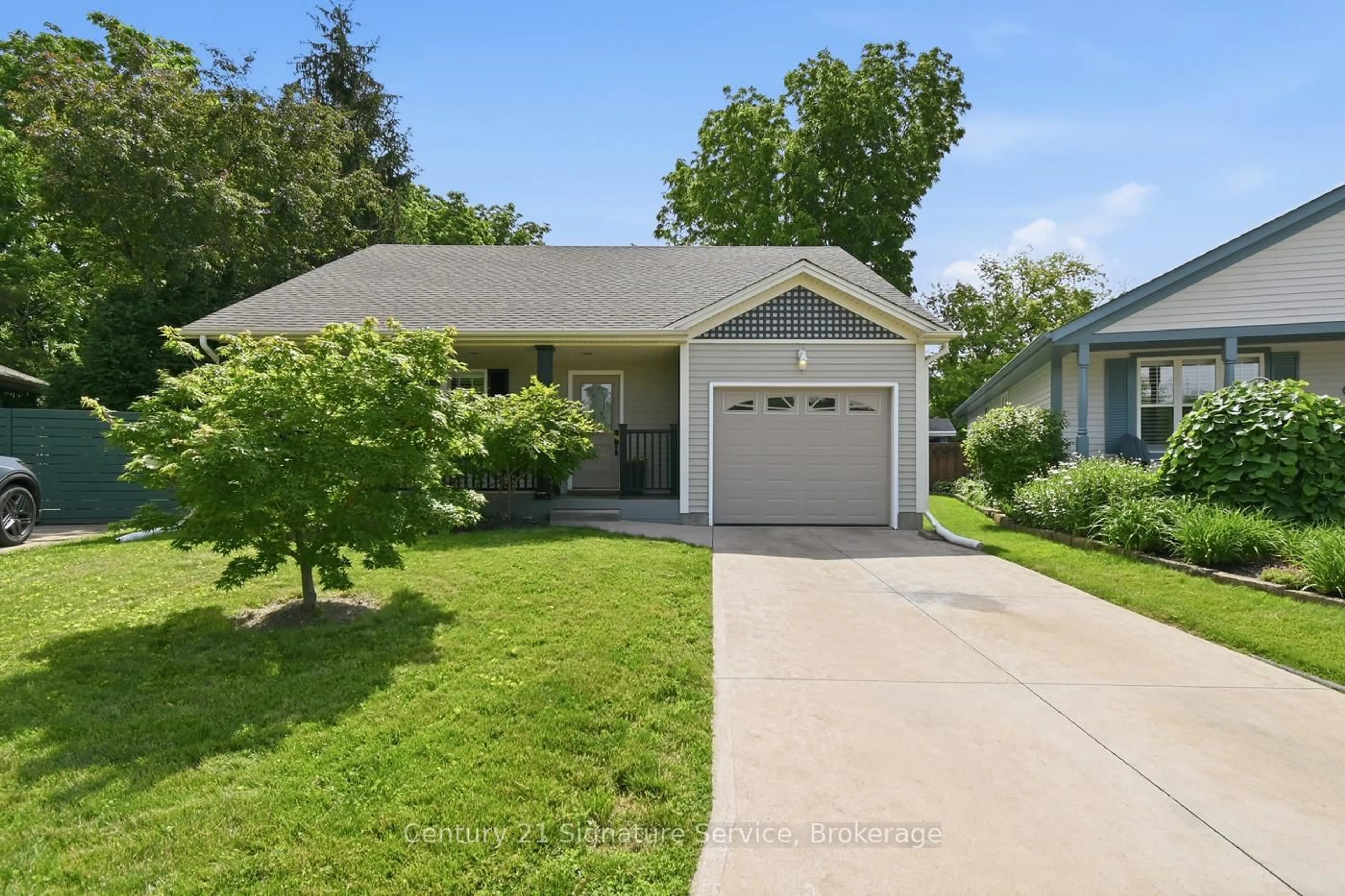 Home with vinyl exterior material, street for 29 Willver Dr, St. Catharines Ontario L2M 7Y1