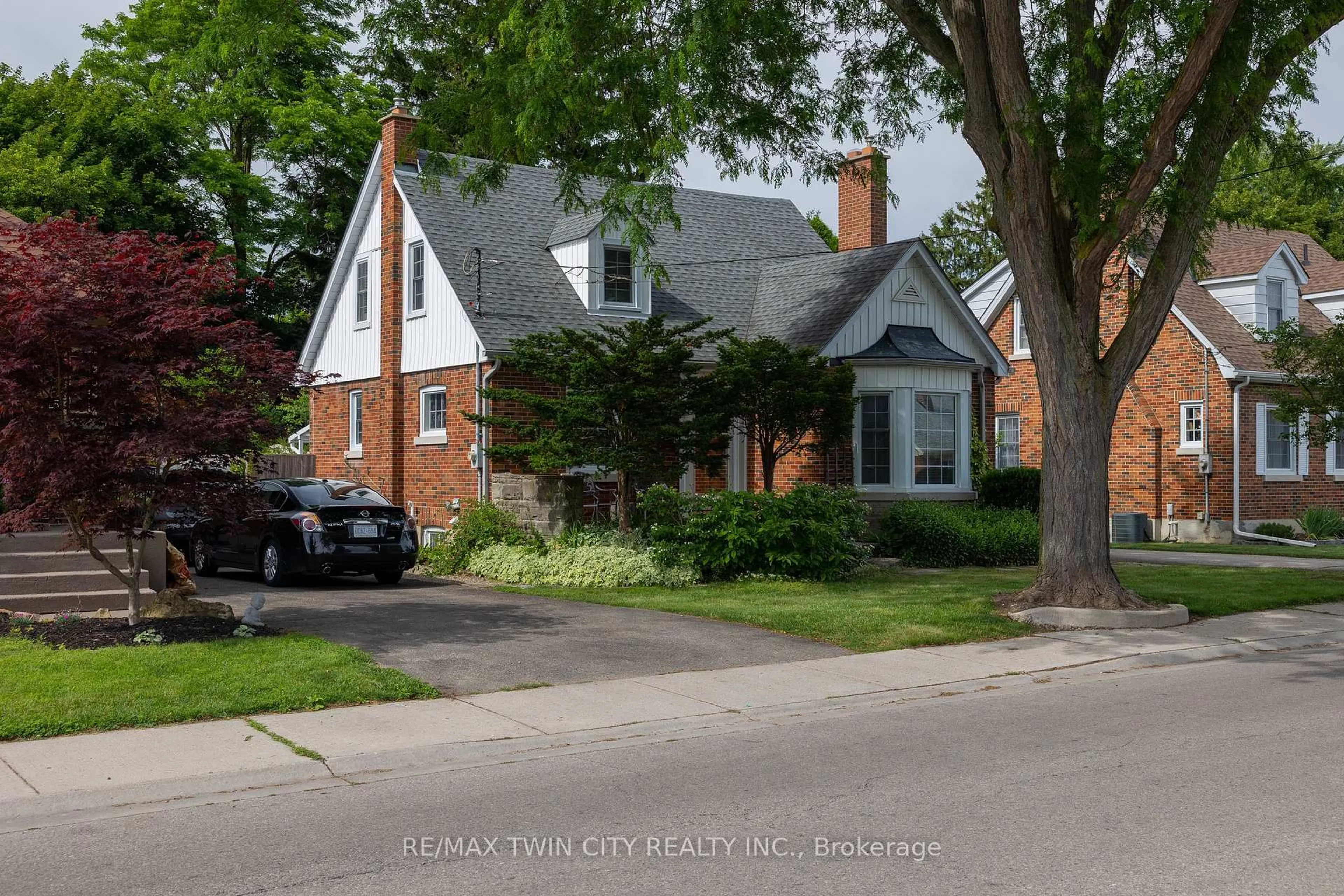 Home with brick exterior material, street for 21 BALDWIN Ave, Brantford Ontario N3S 1H6