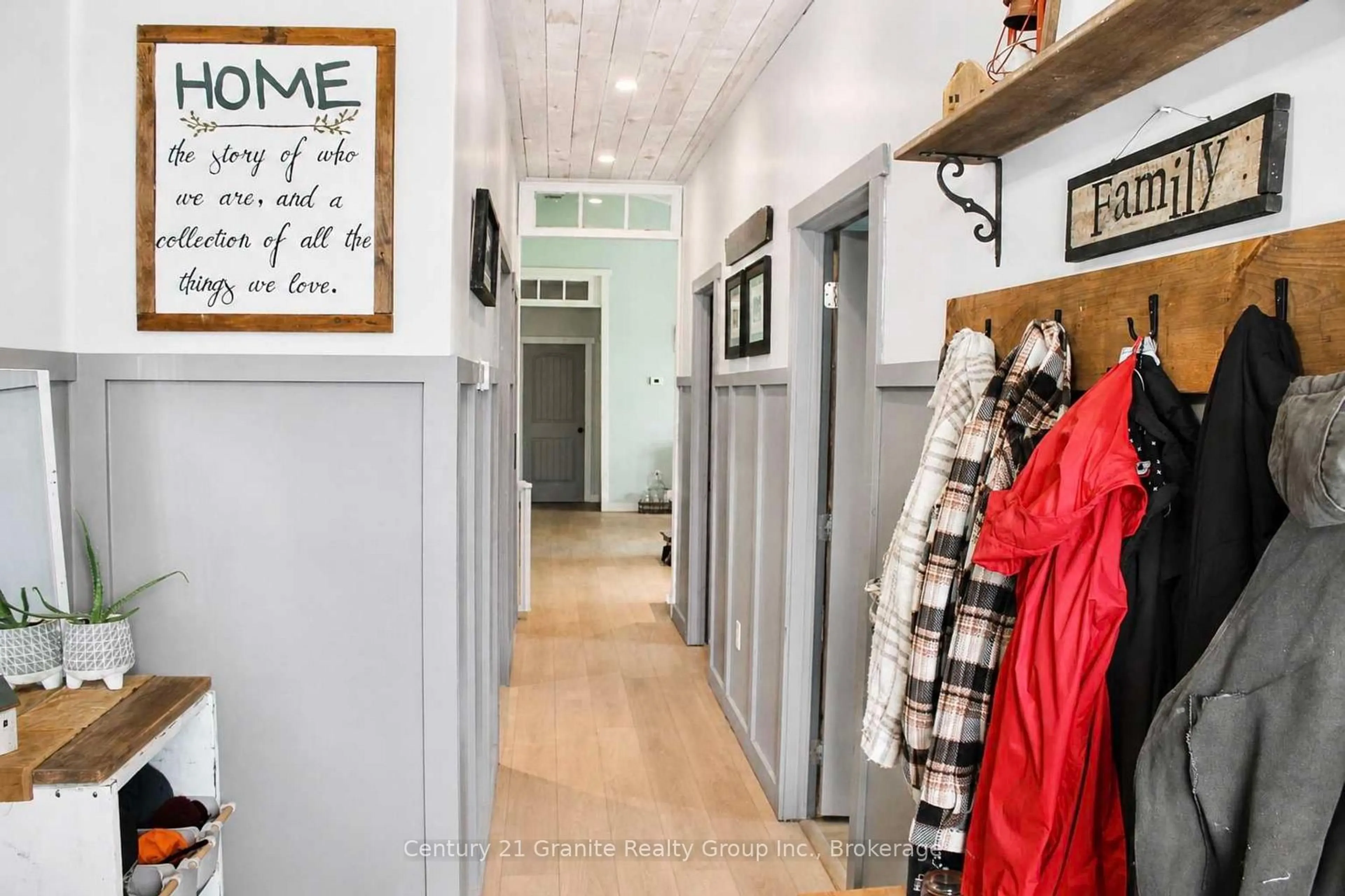 Indoor entryway for 704 Lakeview Rd, Bancroft Ontario K0L 1C0