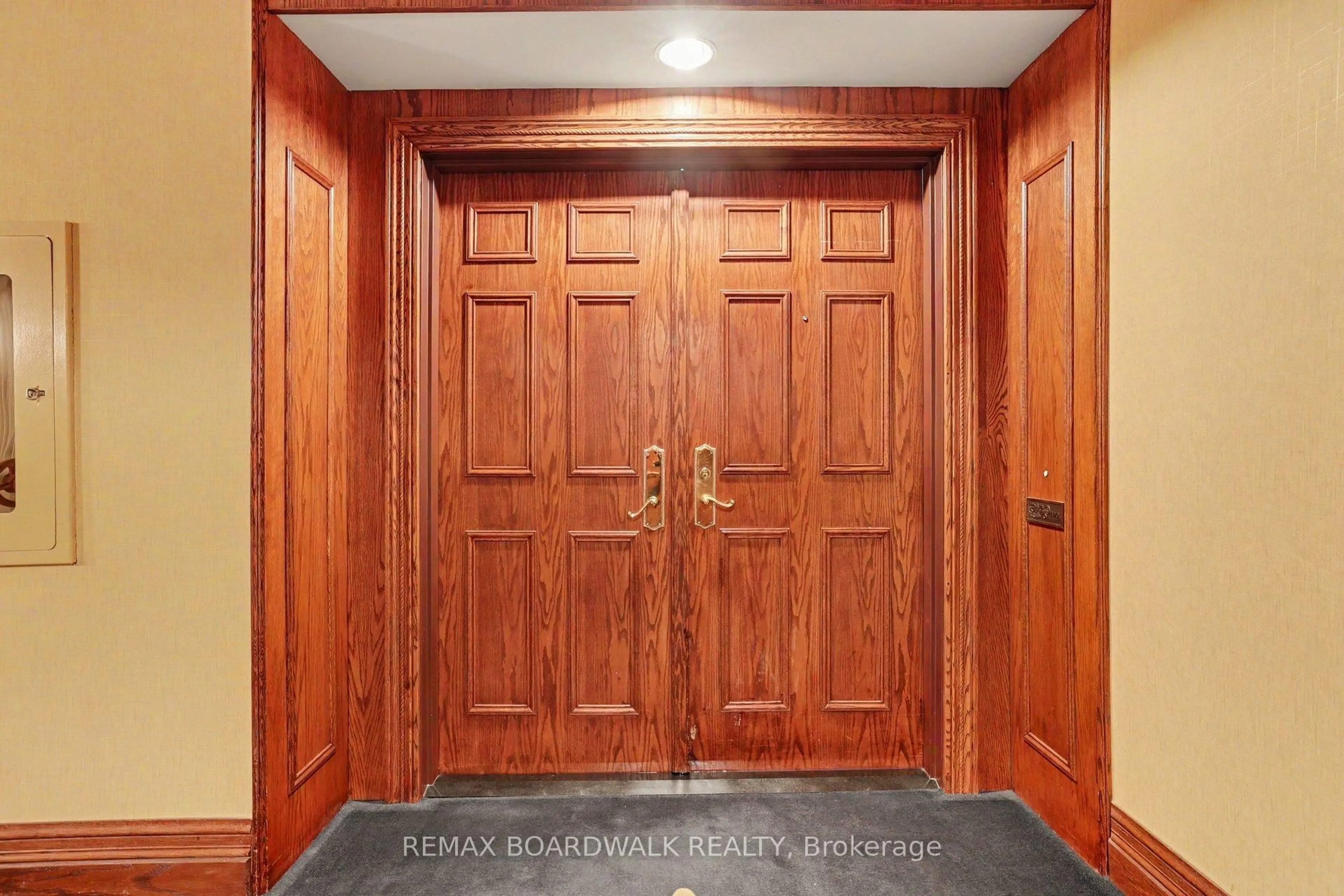 Indoor foyer for 1480 Riverside Dr #2201, Ottawa Ontario K1G 5H2