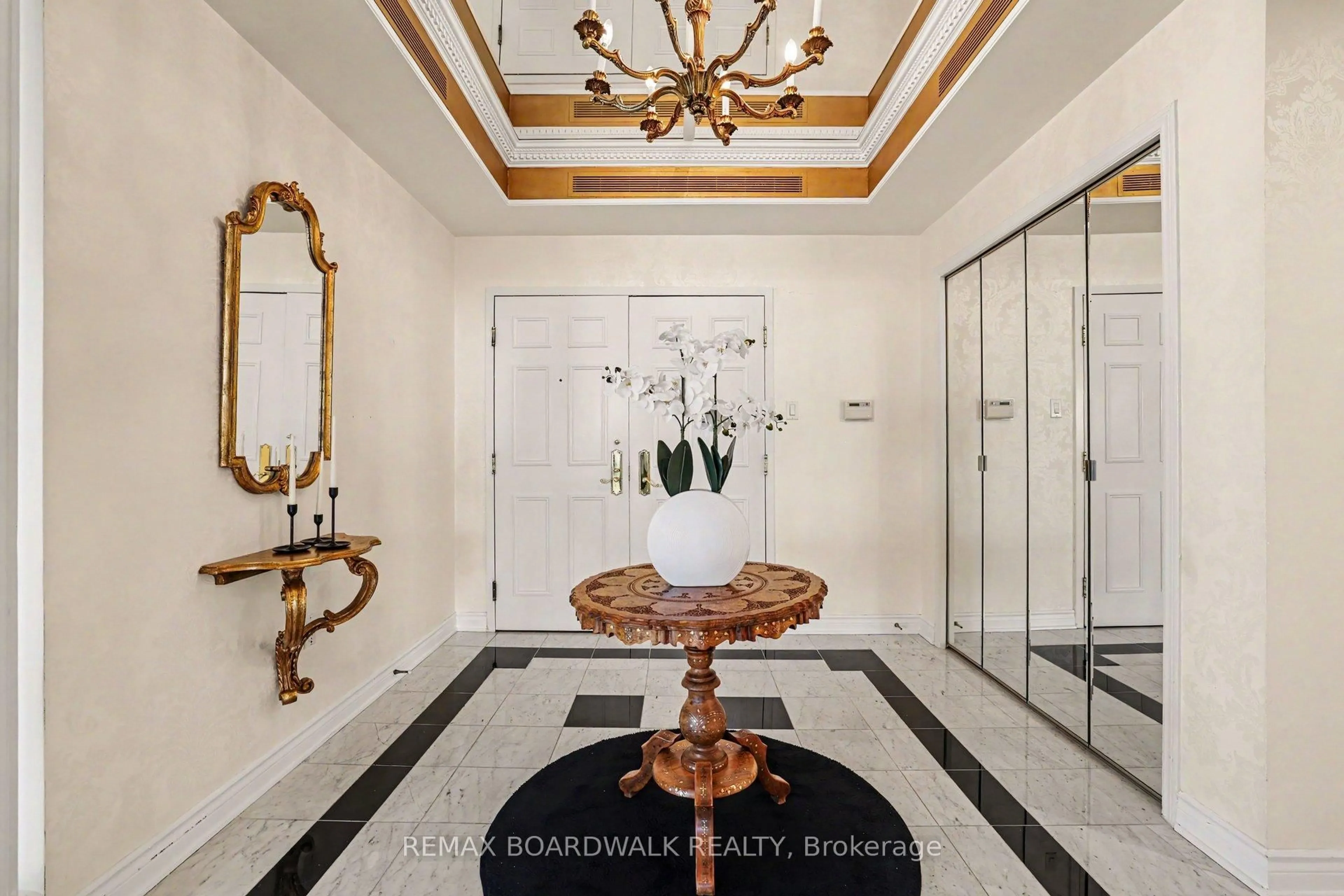 Indoor entryway for 1480 Riverside Dr #2201, Ottawa Ontario K1G 5H2