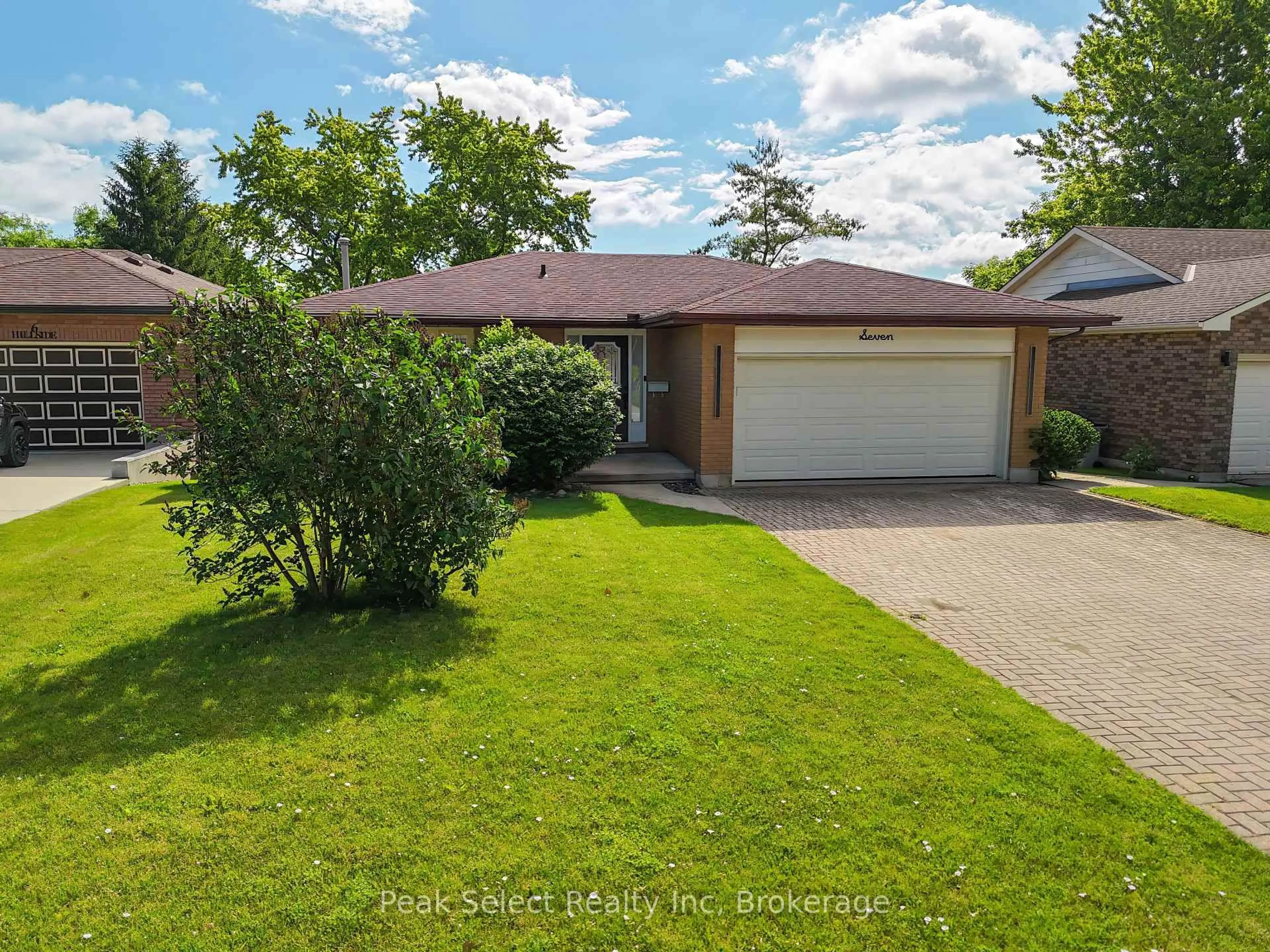 A pic from outside/outdoor area/front of a property/back of a property/a pic from drone, street for 7 HILLSIDE Crt, St. Marys Ontario N4X 1C3