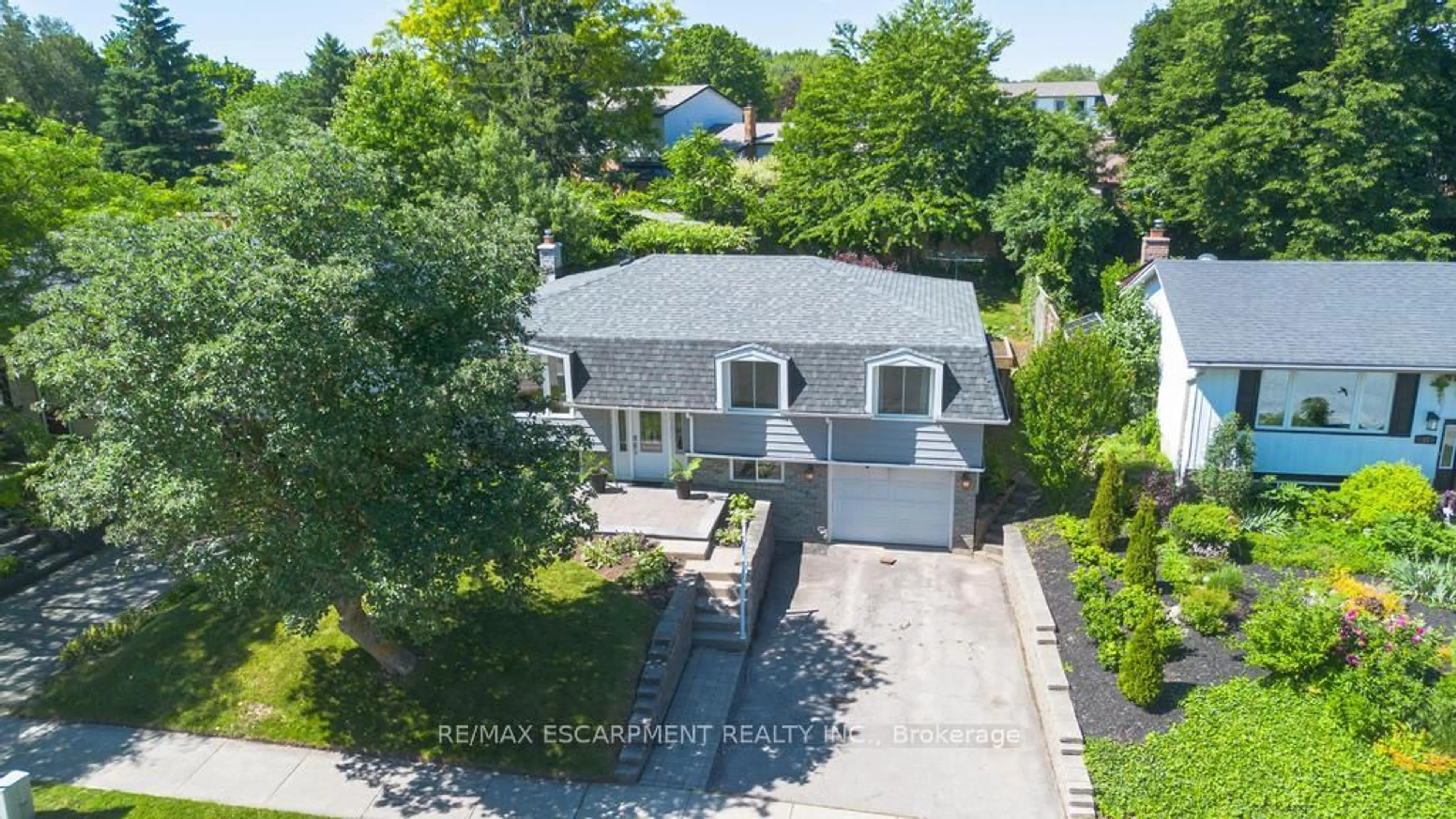 A pic from outside/outdoor area/front of a property/back of a property/a pic from drone, street for 14 Gateway Dr, Guelph Ontario N1H 6W8