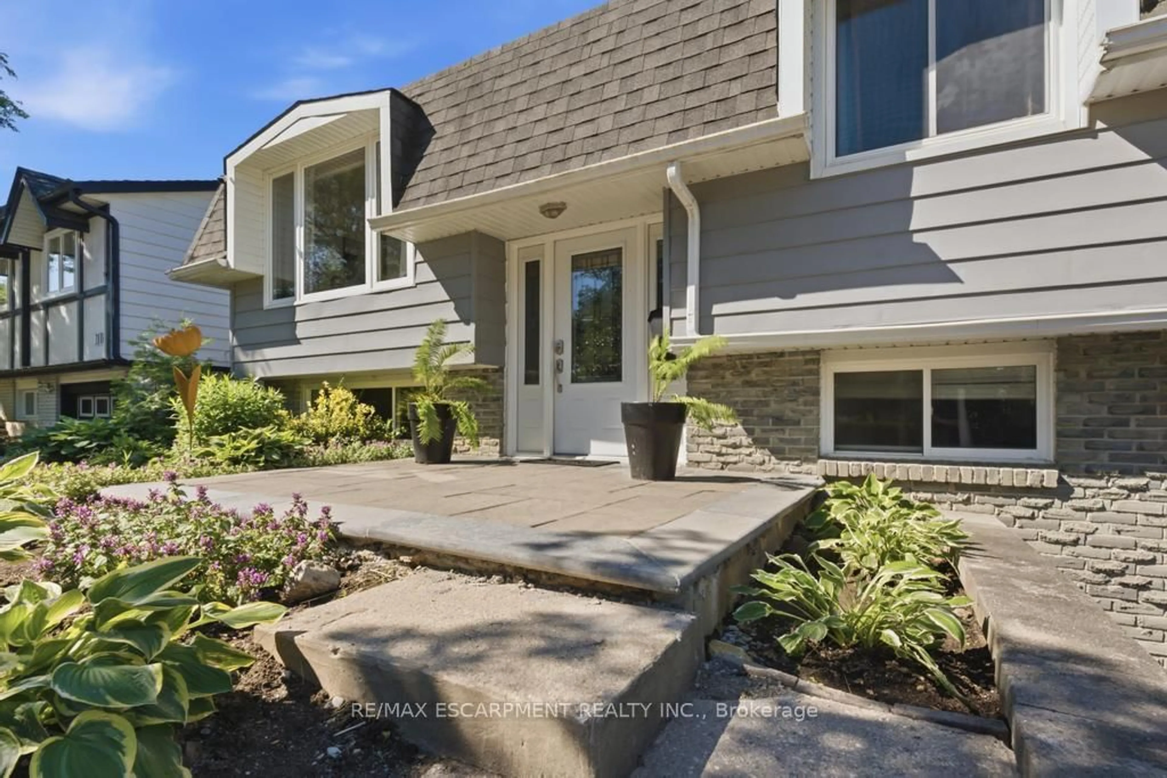 Home with vinyl exterior material, street for 14 Gateway Dr, Guelph Ontario N1H 6W8
