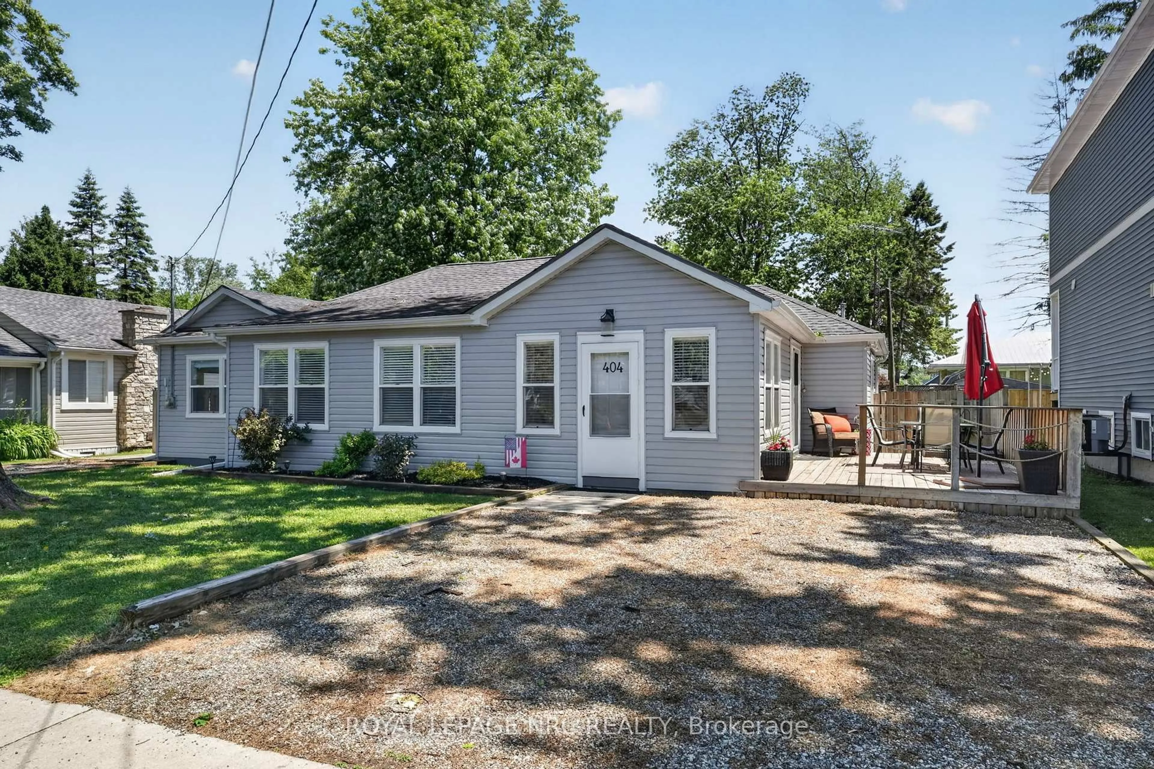 Home with vinyl exterior material, street for 404 Lakewood Ave, Fort Erie Ontario L0S 1B0