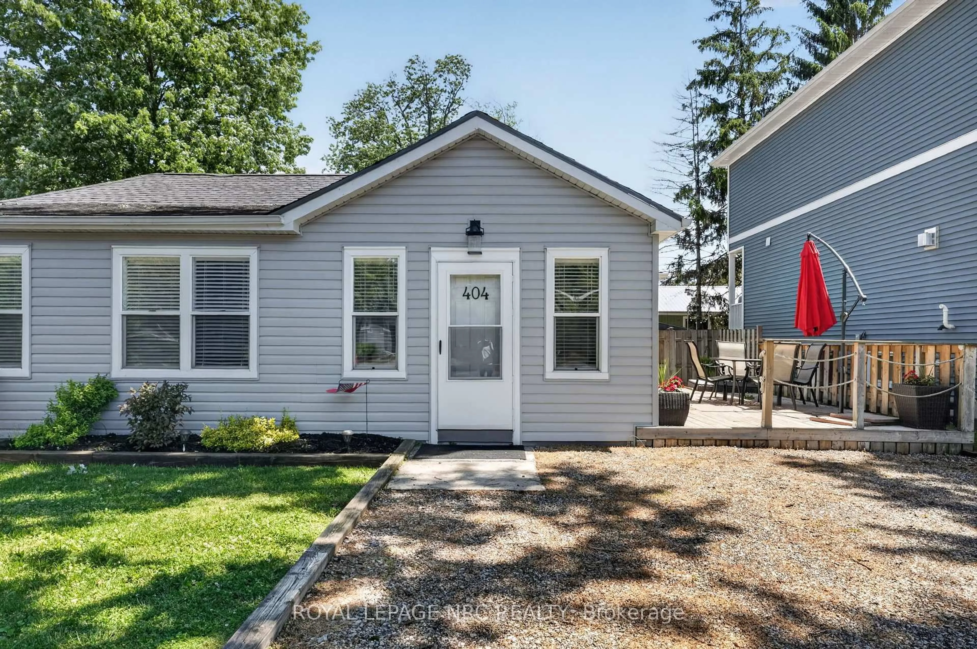 Home with vinyl exterior material, street for 404 Lakewood Ave, Fort Erie Ontario L0S 1B0