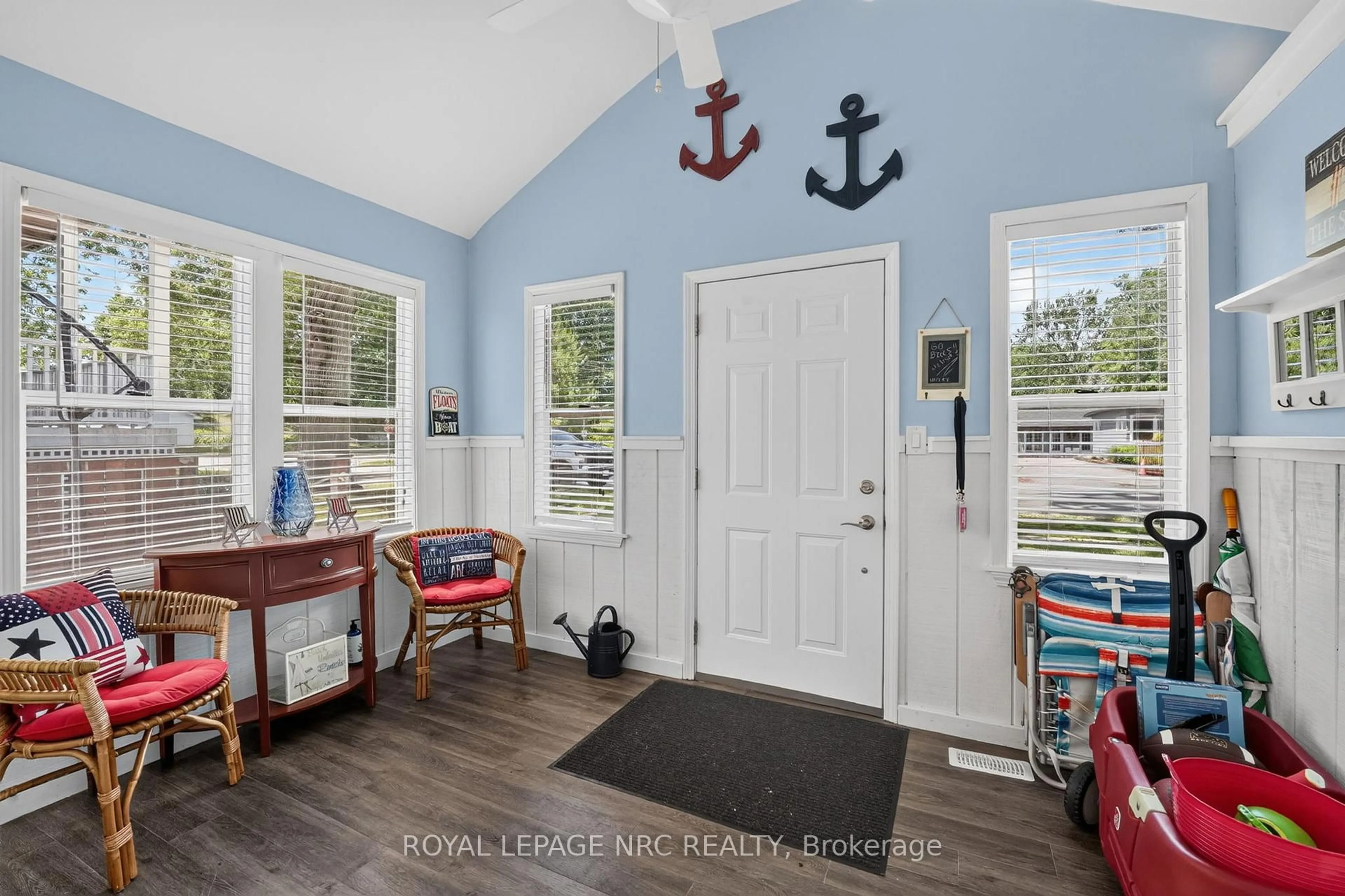 Indoor entryway for 404 Lakewood Ave, Fort Erie Ontario L0S 1B0