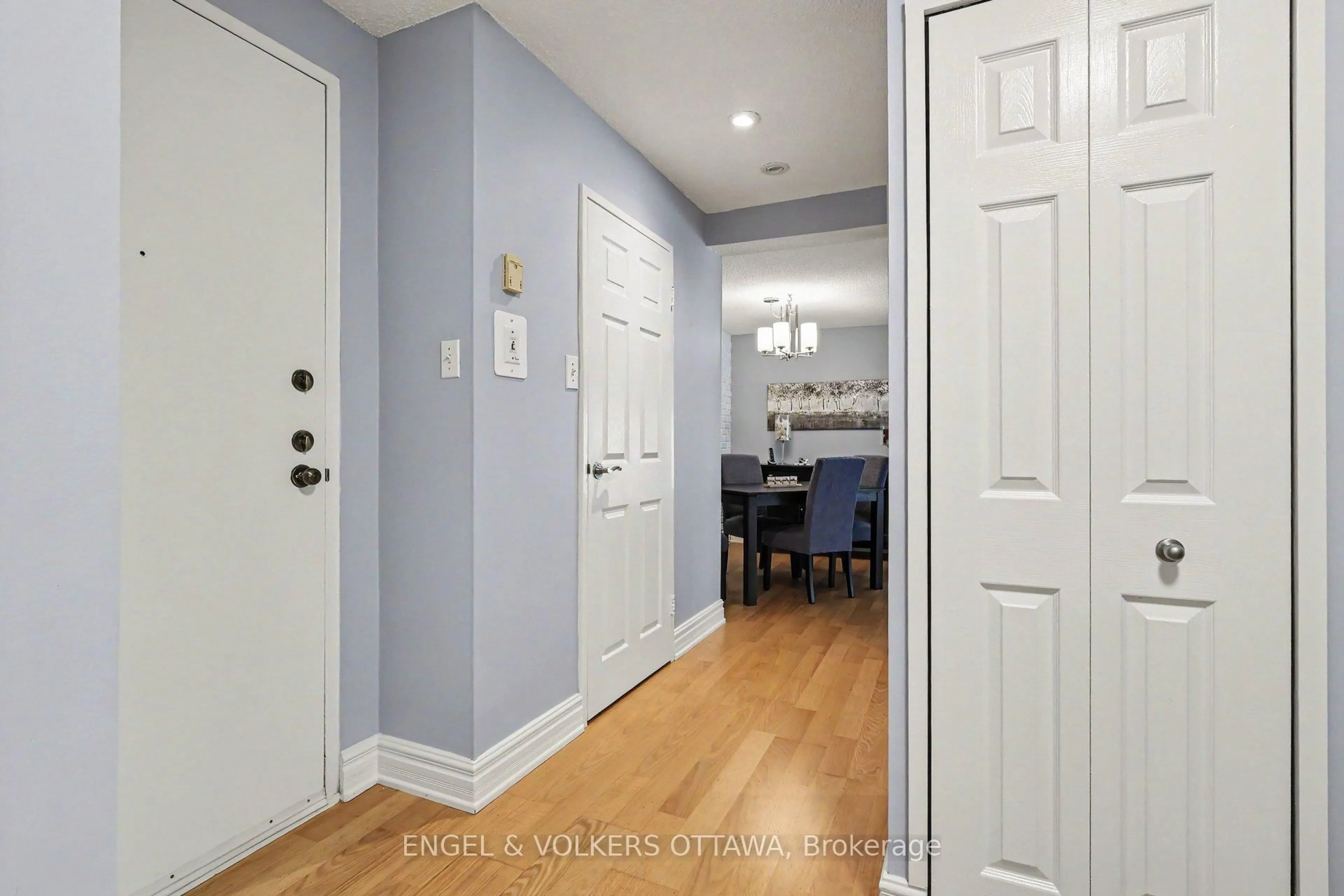 Indoor entryway for 915 Elmsmere Rd #109, Ottawa Ontario K1J 8H8