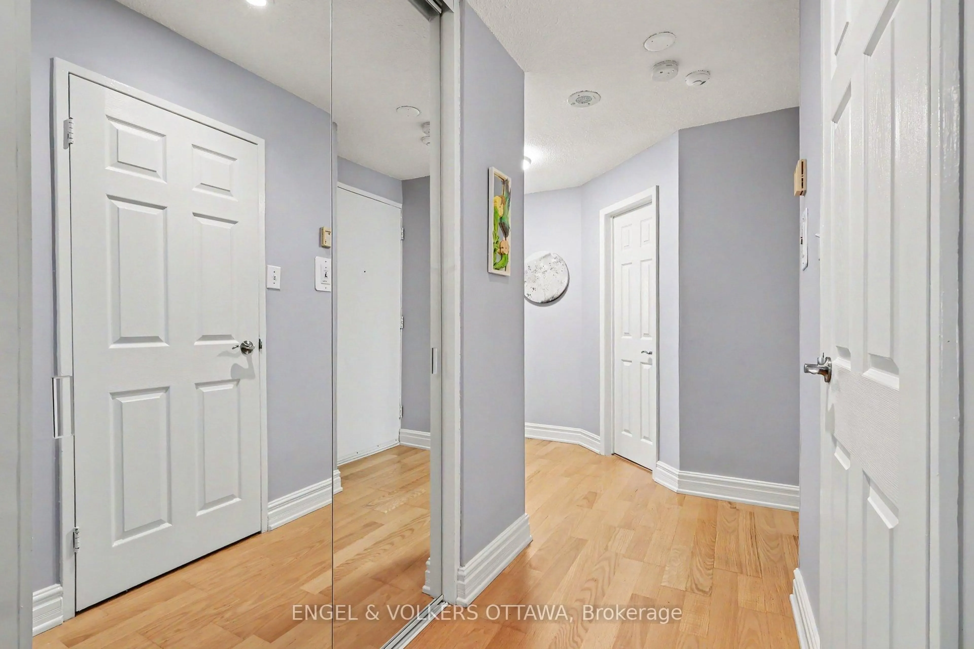 Indoor entryway for 915 Elmsmere Rd #109, Ottawa Ontario K1J 8H8