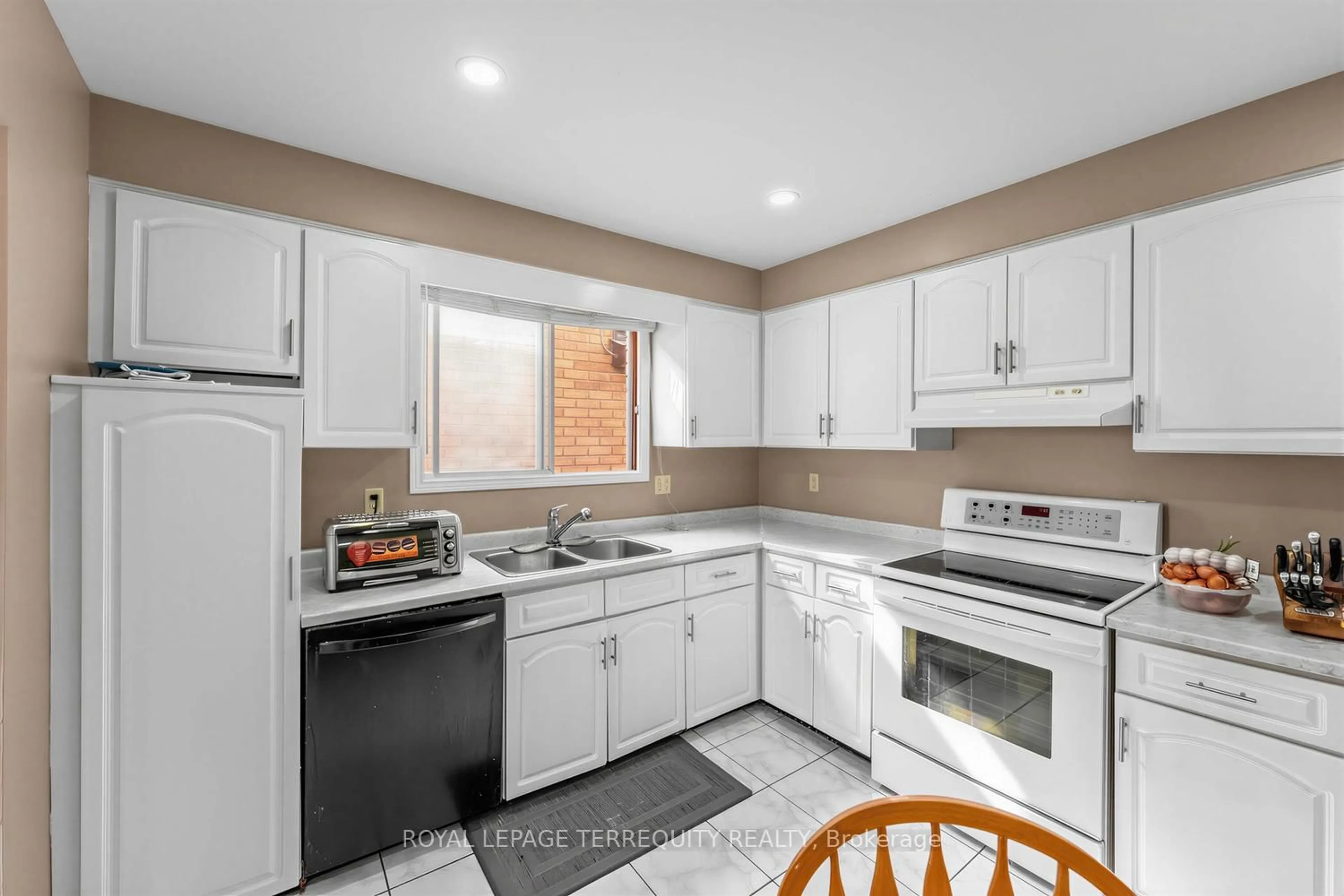 Standard kitchen, ceramic/tile floor for 746 Limeridge Rd, Hamilton Ontario L8W 1A3