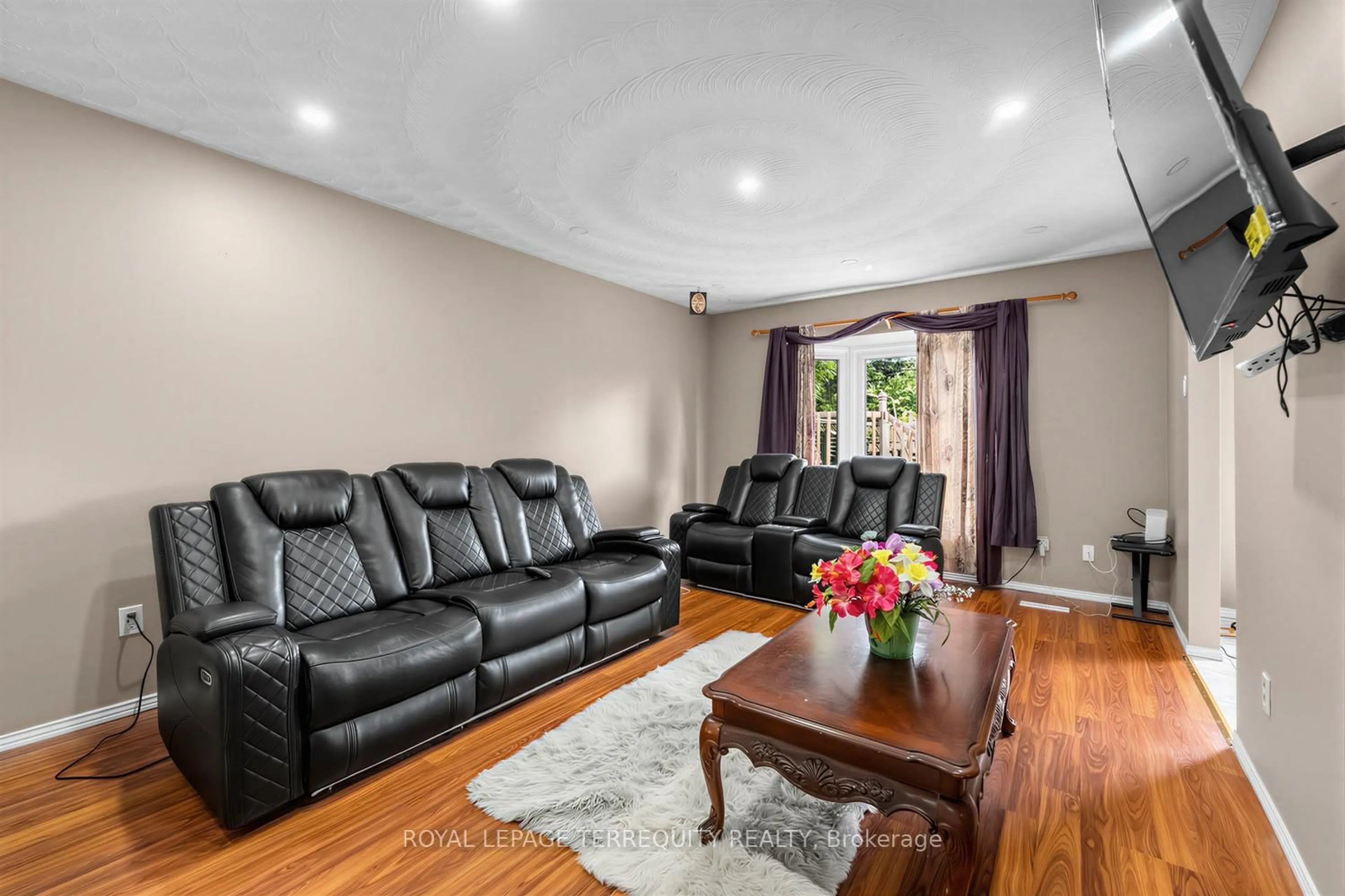 Living room with furniture, unknown for 746 Limeridge Rd, Hamilton Ontario L8W 1A3