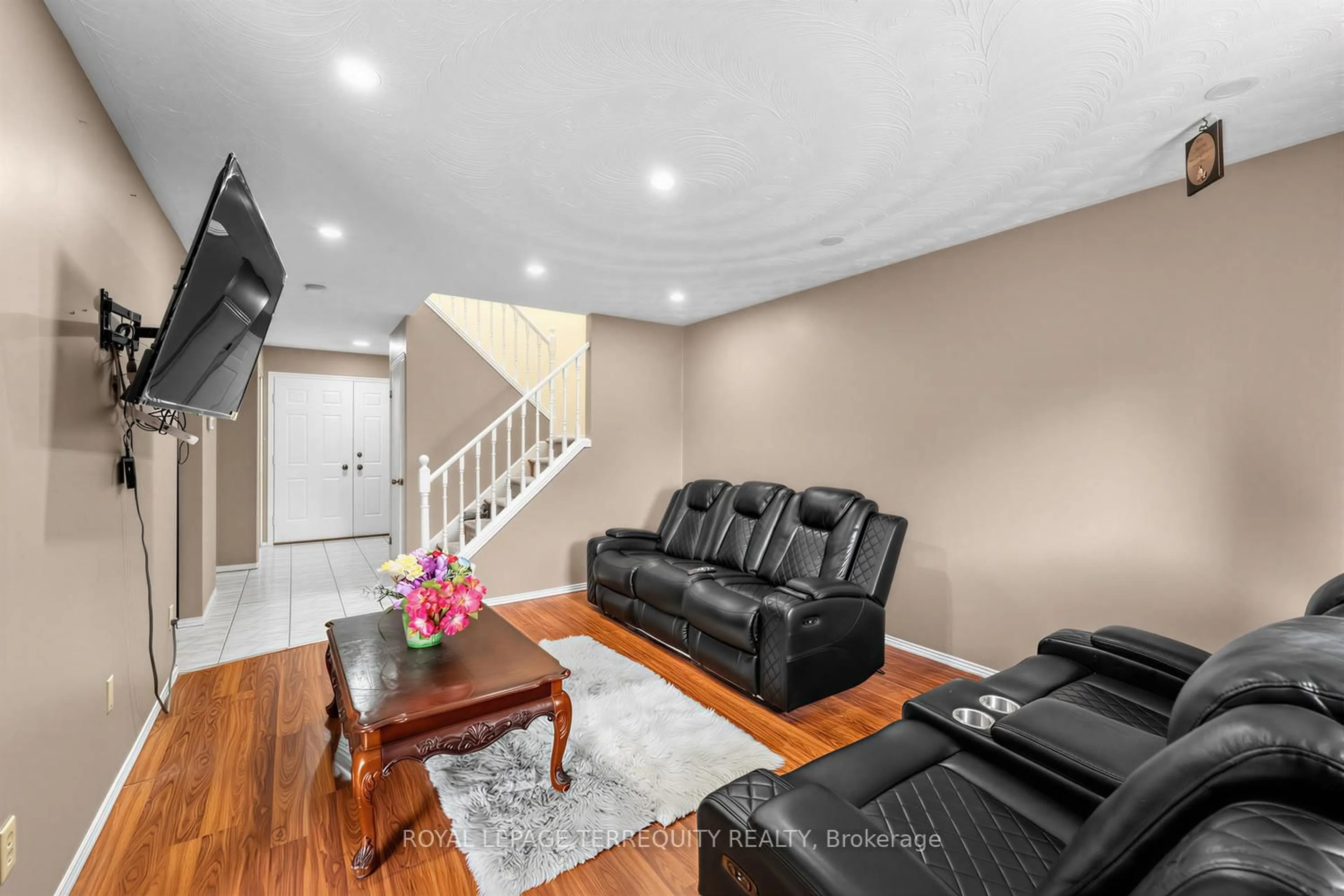 Living room with furniture, unknown for 746 Limeridge Rd, Hamilton Ontario L8W 1A3