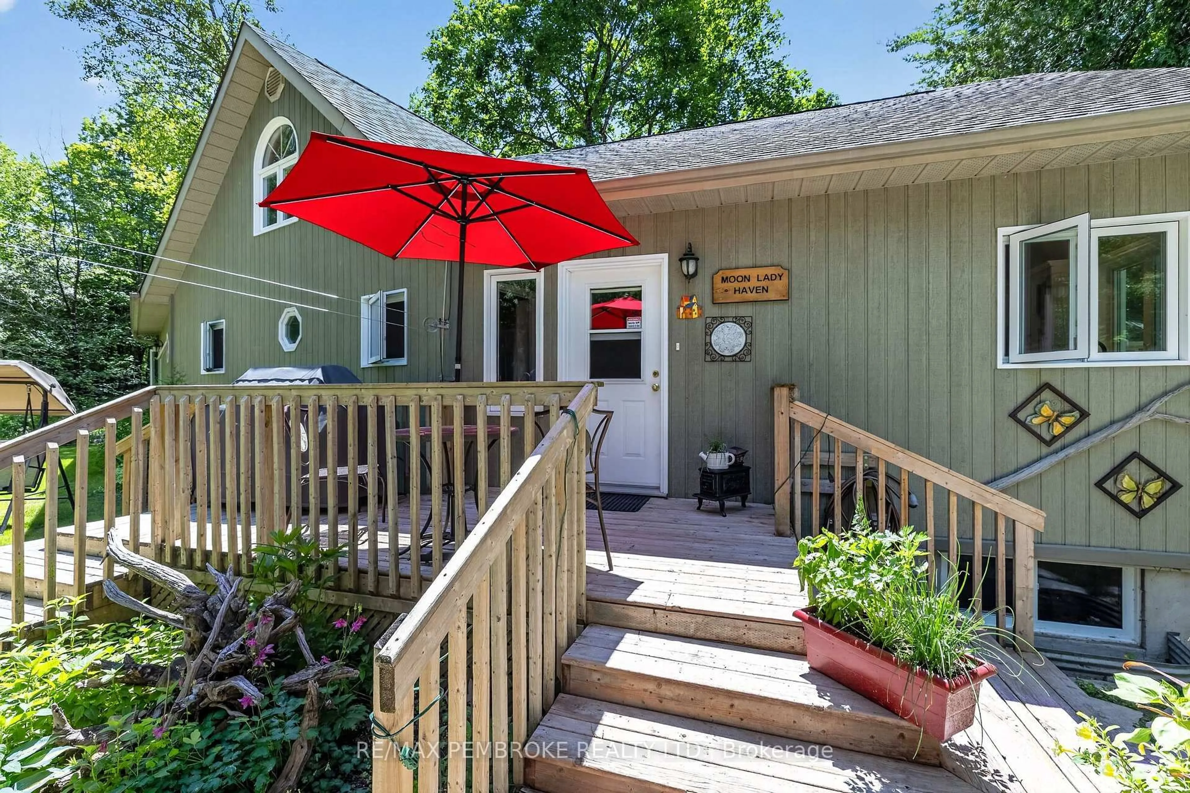 Patio, street for 131 Clem Tr, Westmeath Ontario K0J 2L0