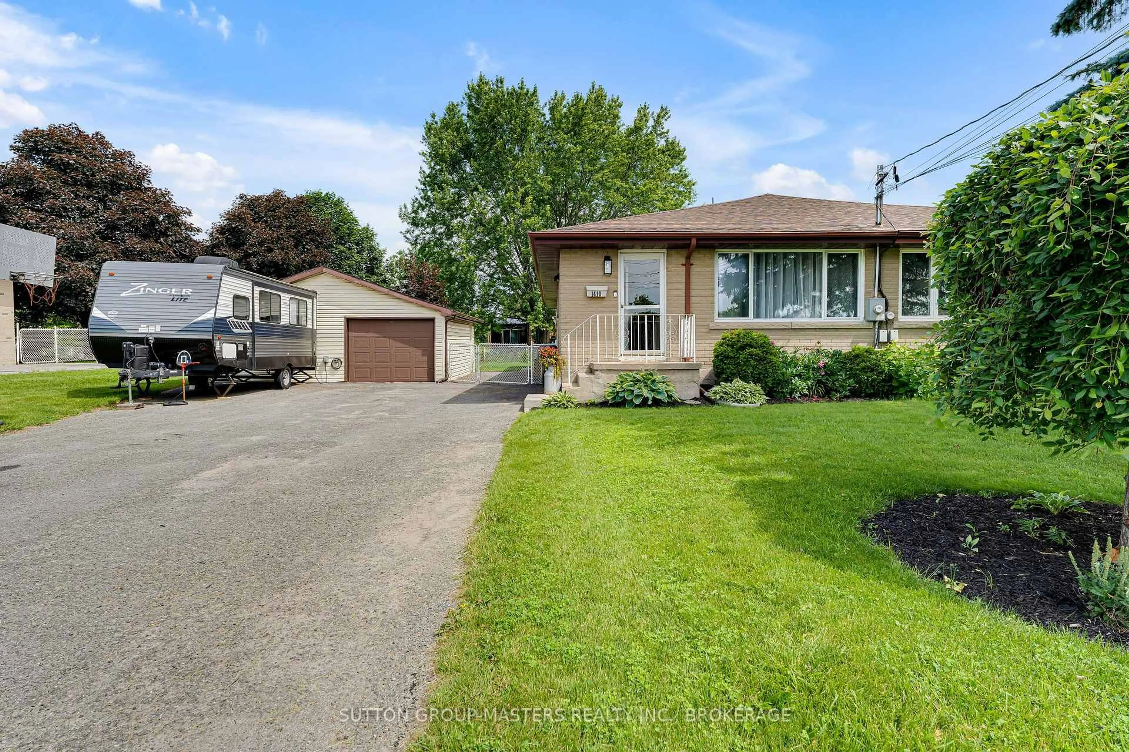 A pic from outside/outdoor area/front of a property/back of a property/a pic from drone, street for 1410 Woodfield Cres, Kingston Ontario K7P 2V6