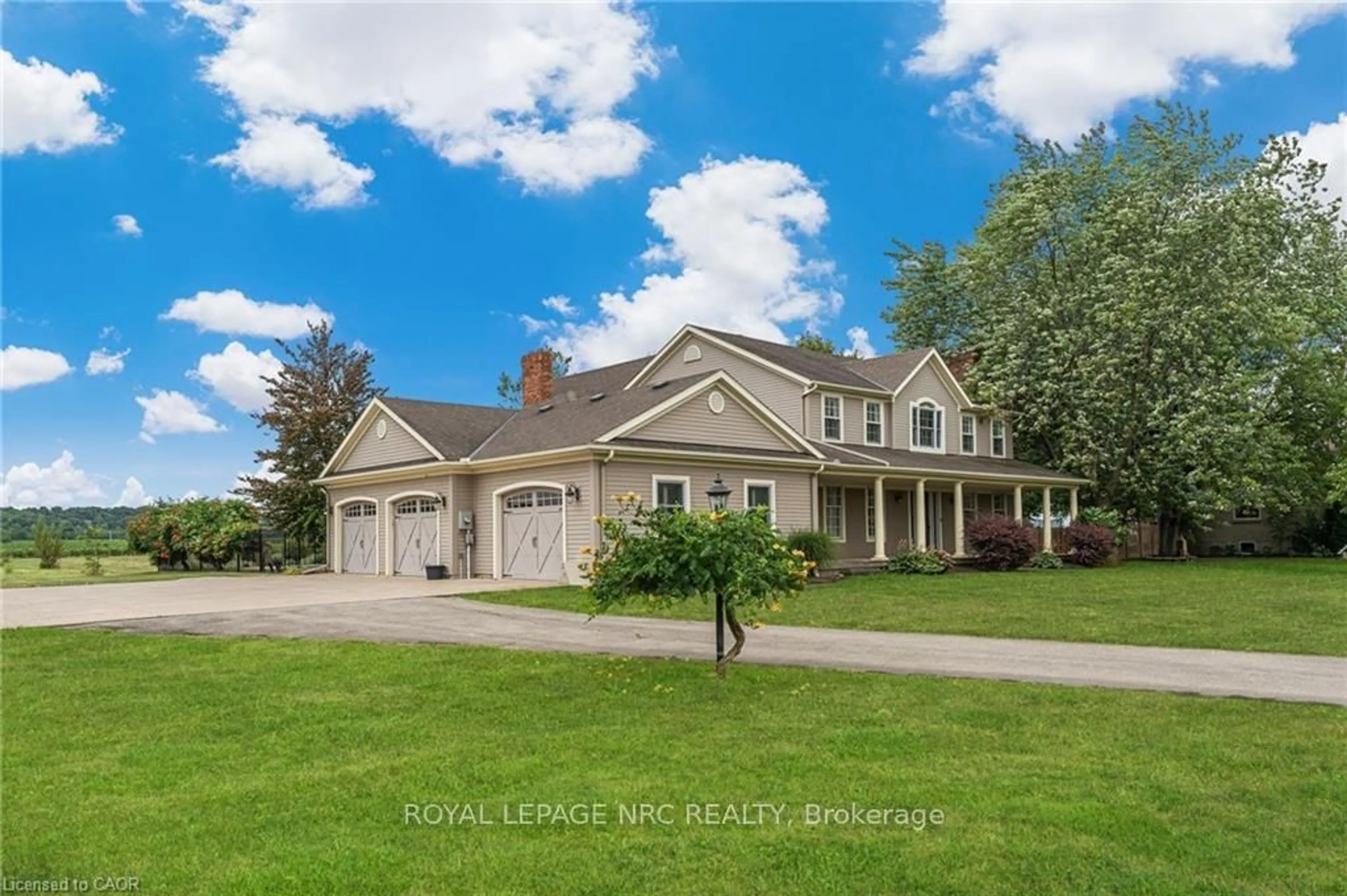 A pic from outside/outdoor area/front of a property/back of a property/a pic from drone, unknown for 915 Queenston Rd, Niagara-on-the-Lake Ontario L0S 1J0