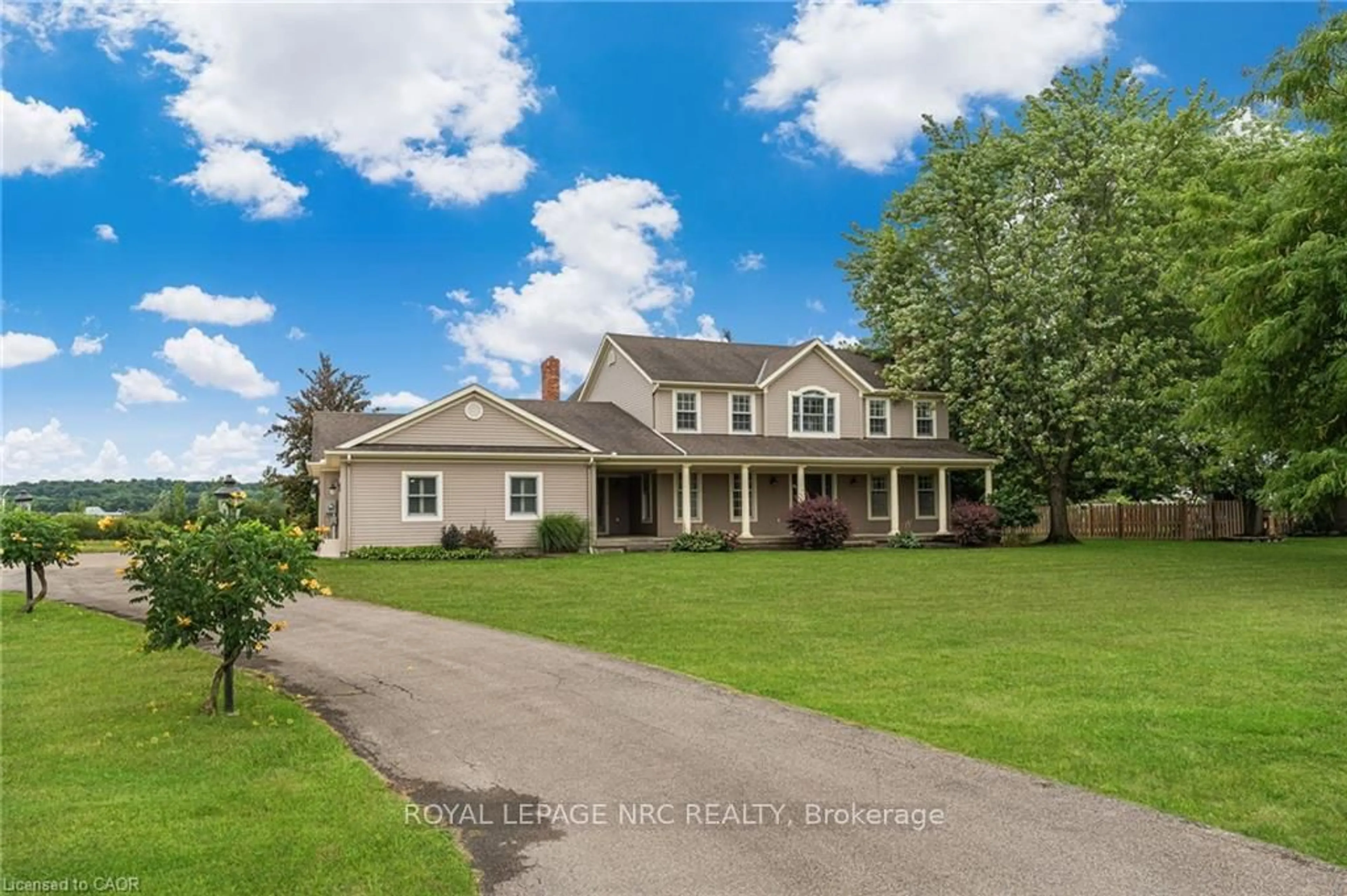 A pic from outside/outdoor area/front of a property/back of a property/a pic from drone, street for 915 Queenston Rd, Niagara-on-the-Lake Ontario L0S 1J0