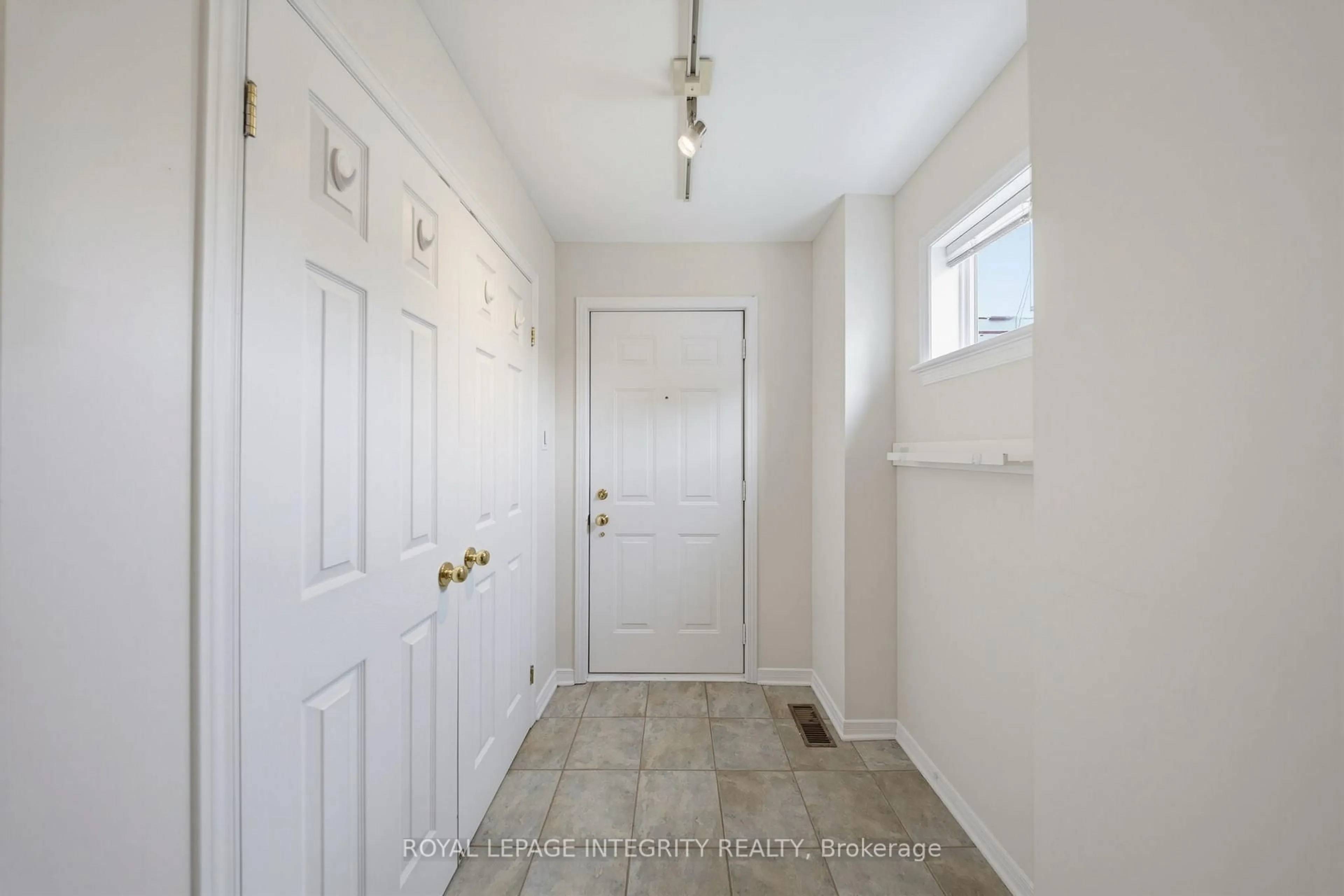 Indoor entryway for 2 Panorama Private, Ottawa Ontario K1Y 4X1