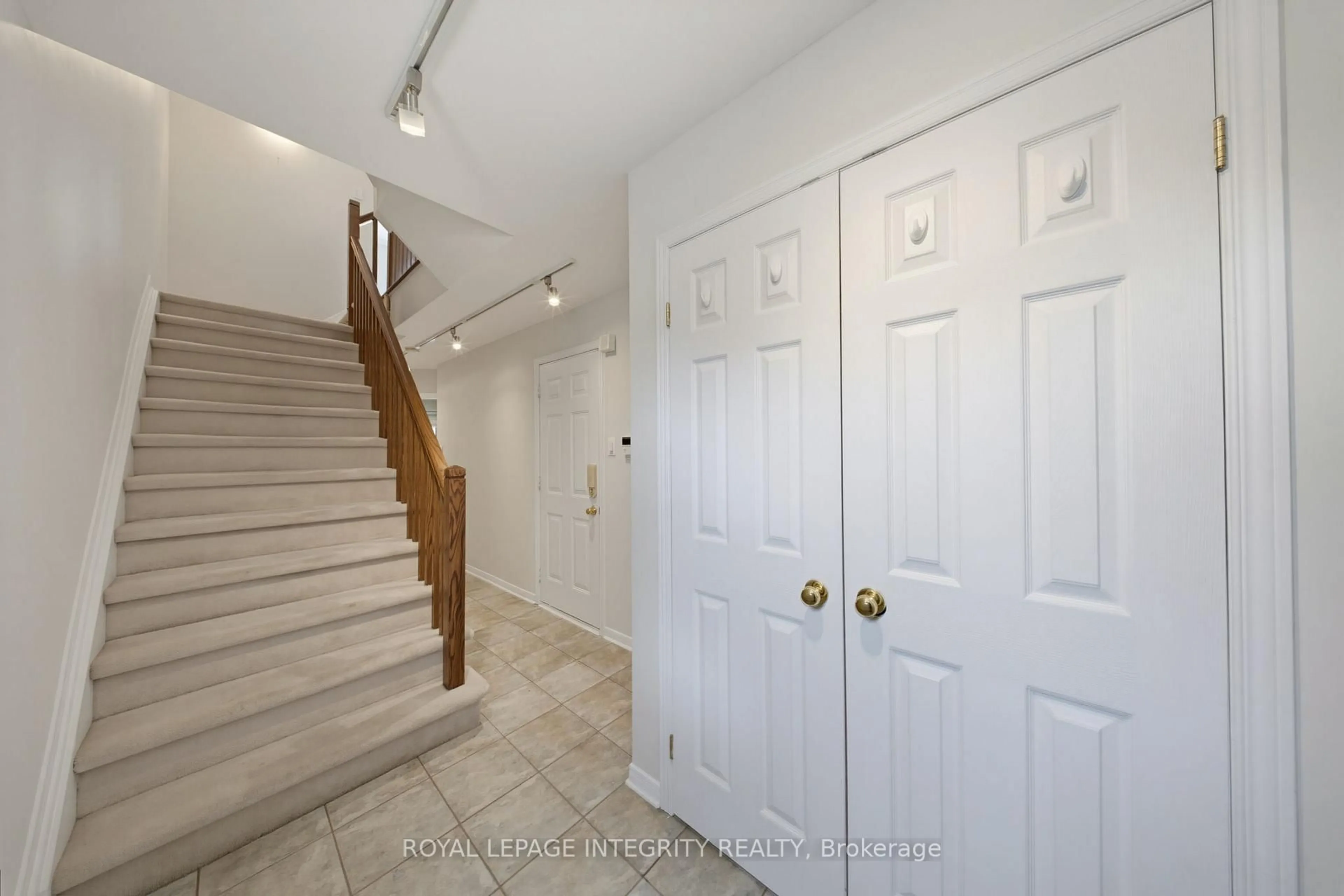 Indoor foyer for 2 Panorama Private, Ottawa Ontario K1Y 4X1