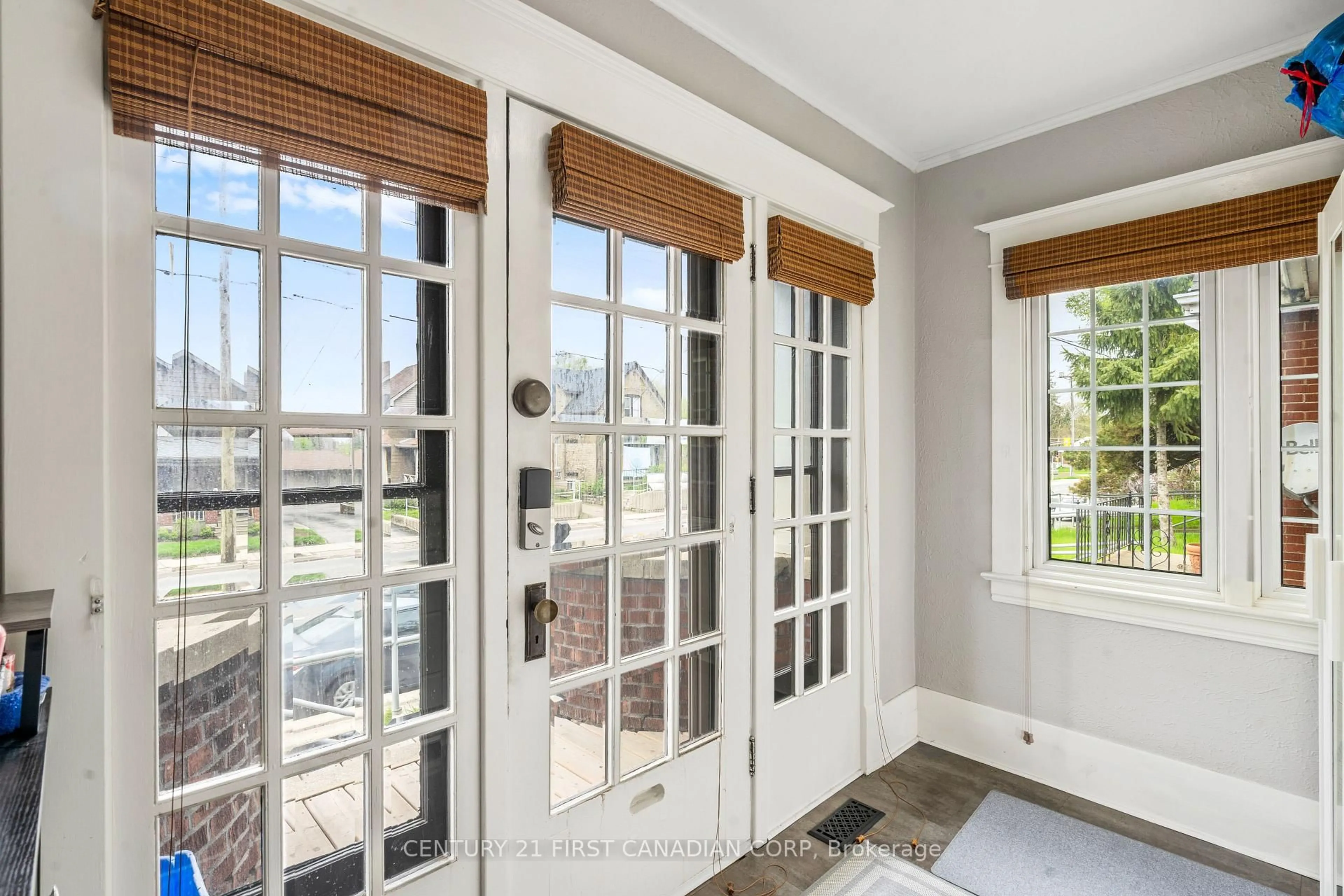 Indoor entryway for 594 Highbury Ave, London East Ontario N5W 4K9