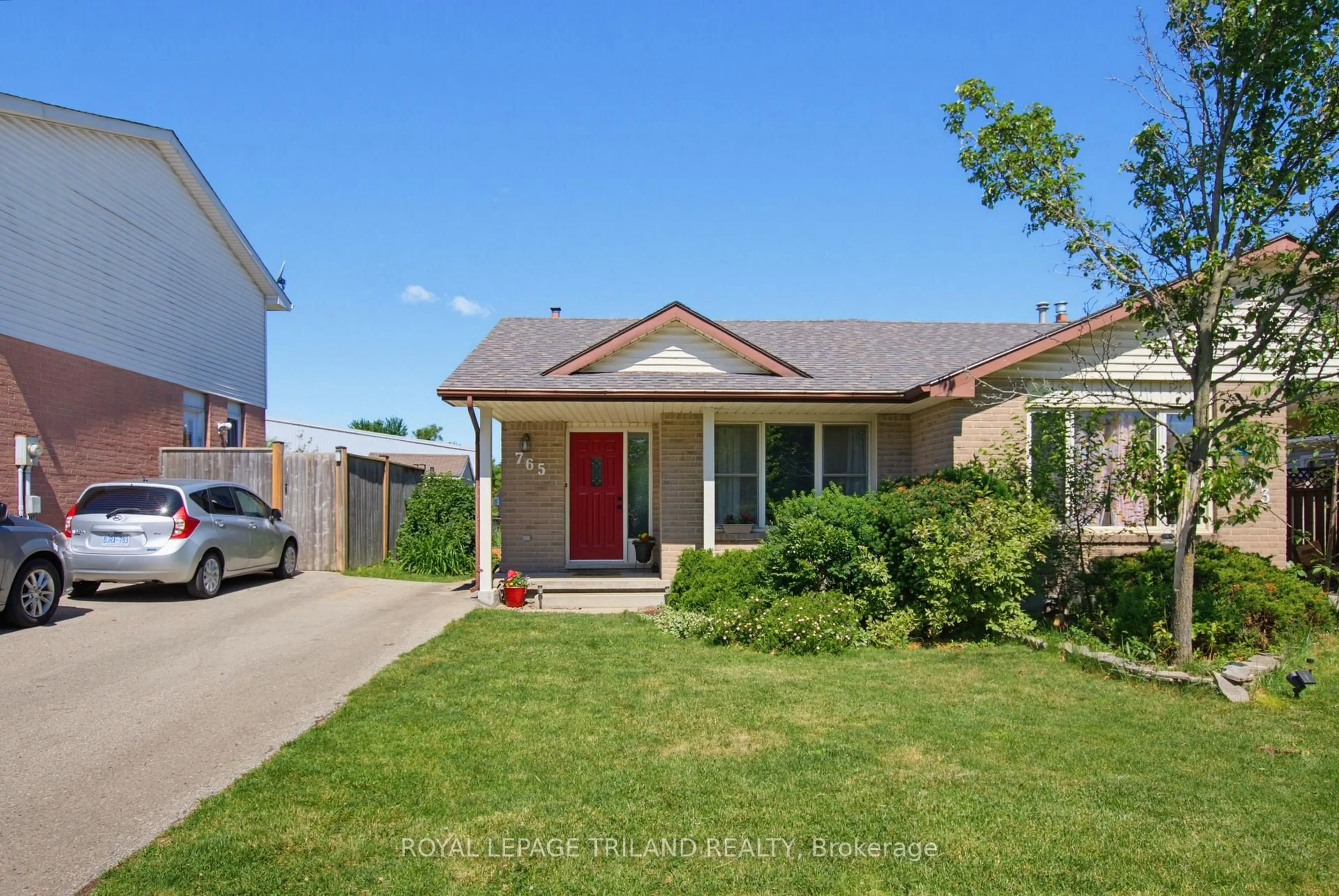 A pic from outside/outdoor area/front of a property/back of a property/a pic from drone, street for 765 Homeview Rd, London South Ontario N6C 5N7