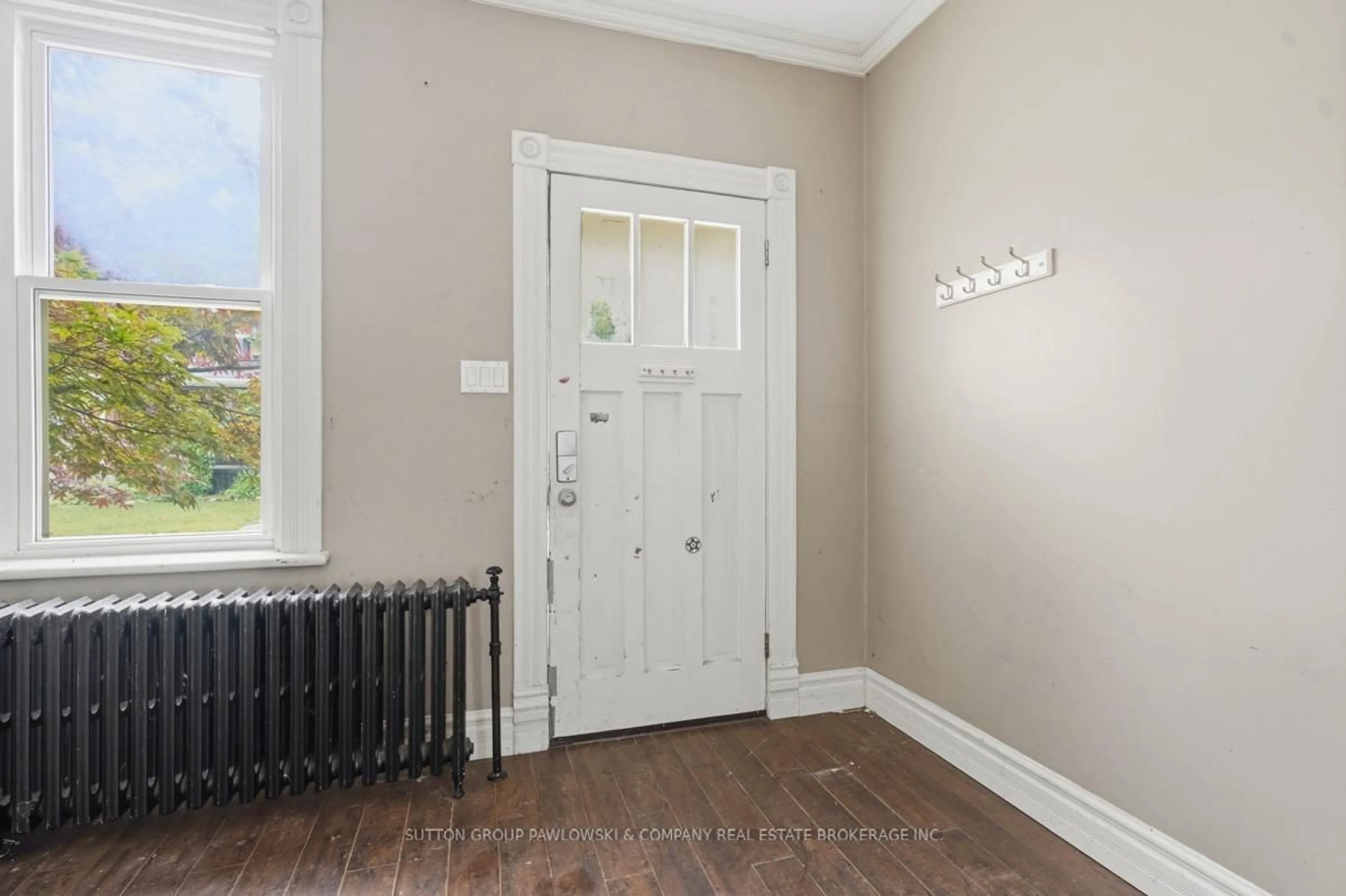 Indoor entryway for 15 CARLTON Ave, London East Ontario N5Y 3M6