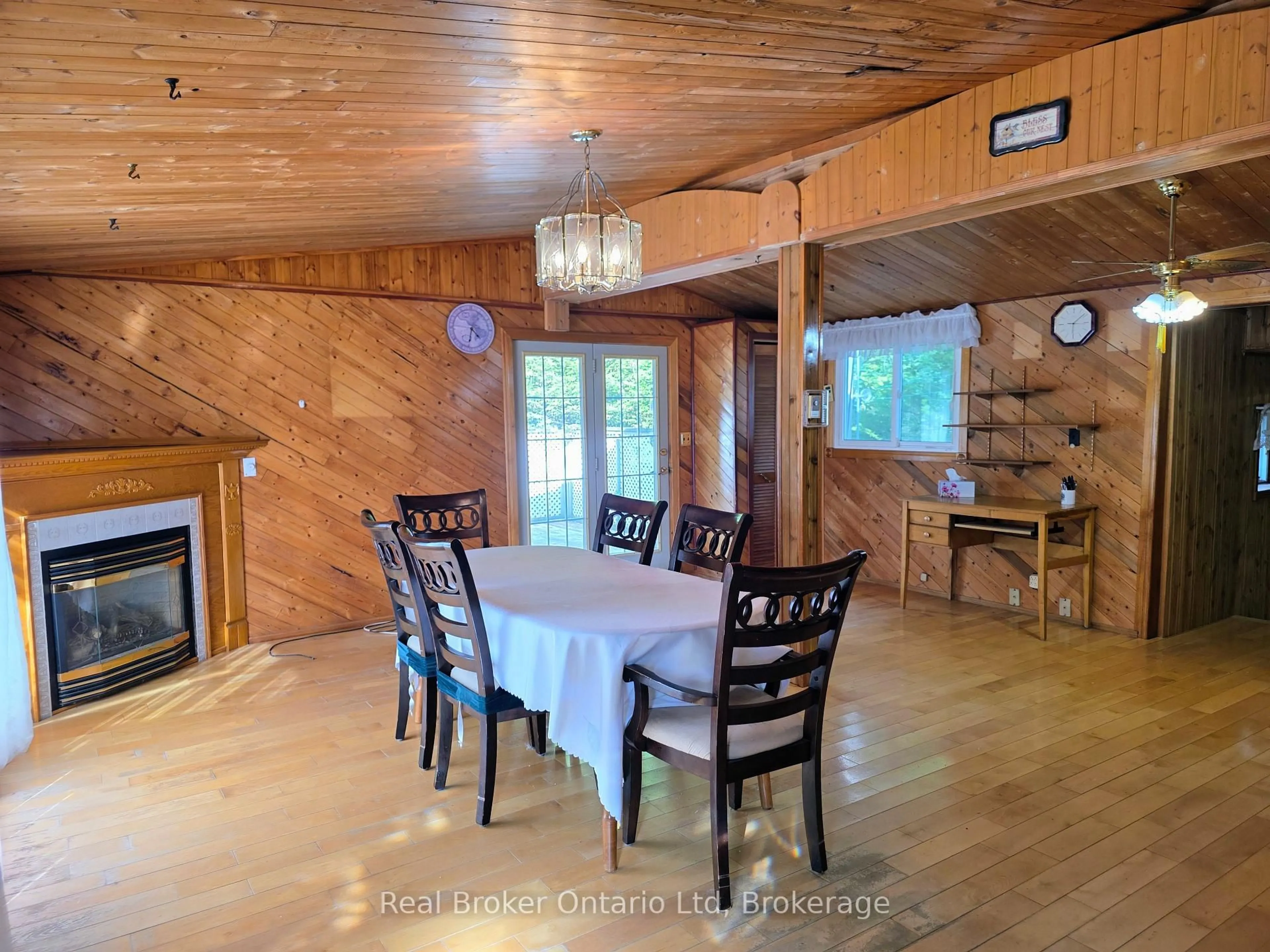 Dining room, wood/laminate floor for 9 Burton Cres, South Bruce Peninsula Ontario N0H 2G0