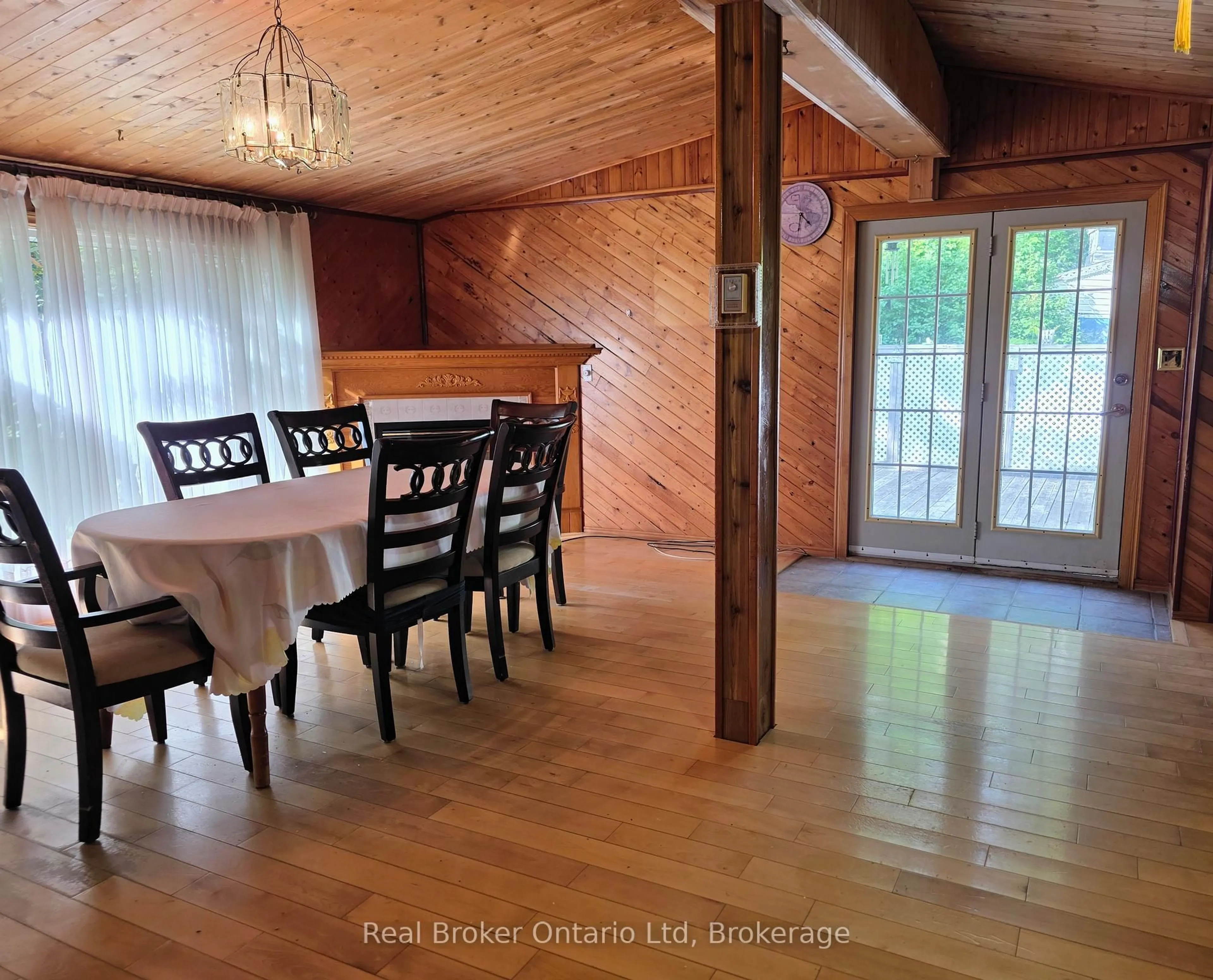 Dining room, wood/laminate floor for 9 Burton Cres, South Bruce Peninsula Ontario N0H 2G0