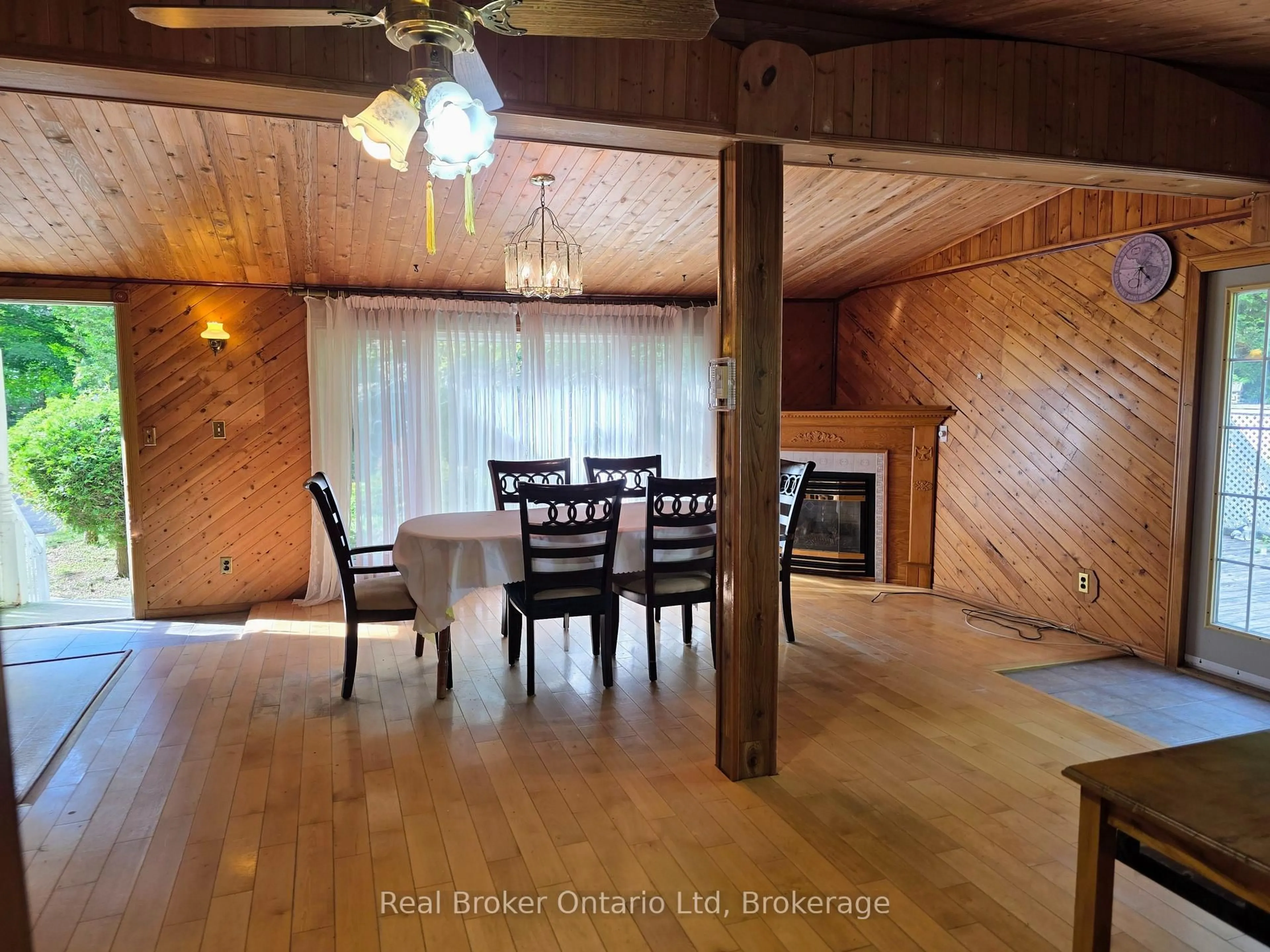 Dining room, wood/laminate floor for 9 Burton Cres, South Bruce Peninsula Ontario N0H 2G0