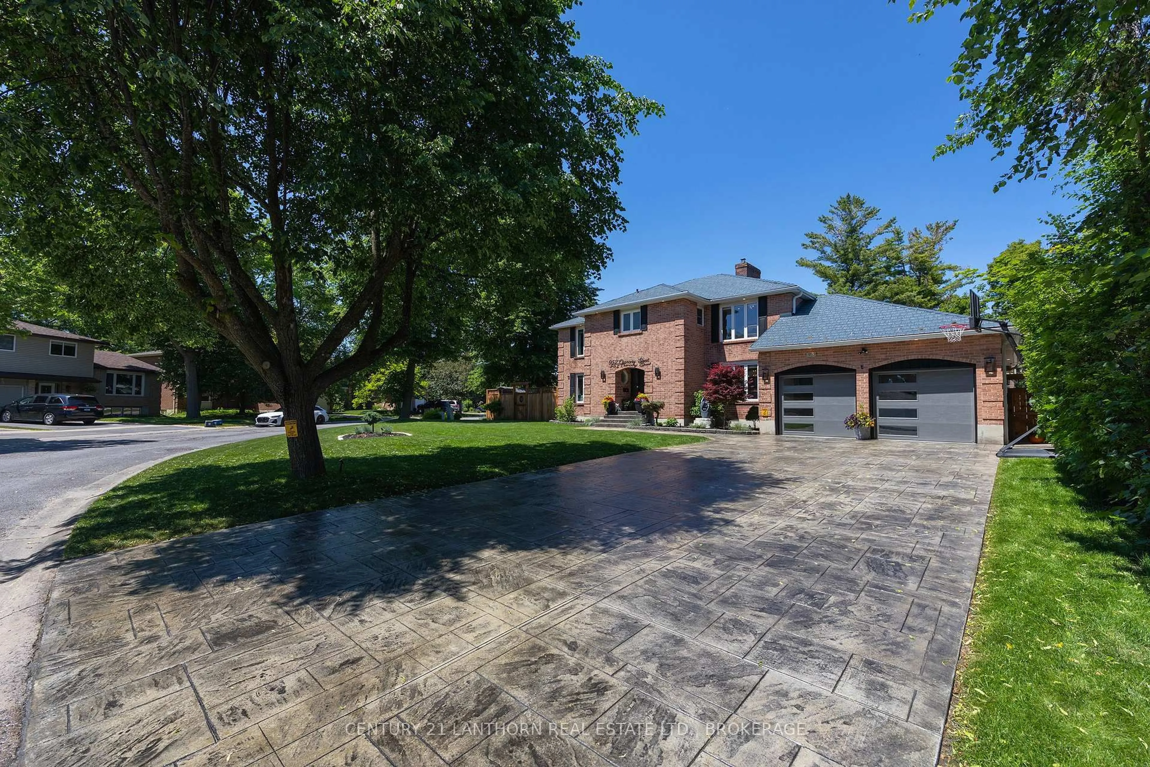 A pic from outside/outdoor area/front of a property/back of a property/a pic from drone, street for 952 Chancery St, Kingston Ontario K7P 1R3