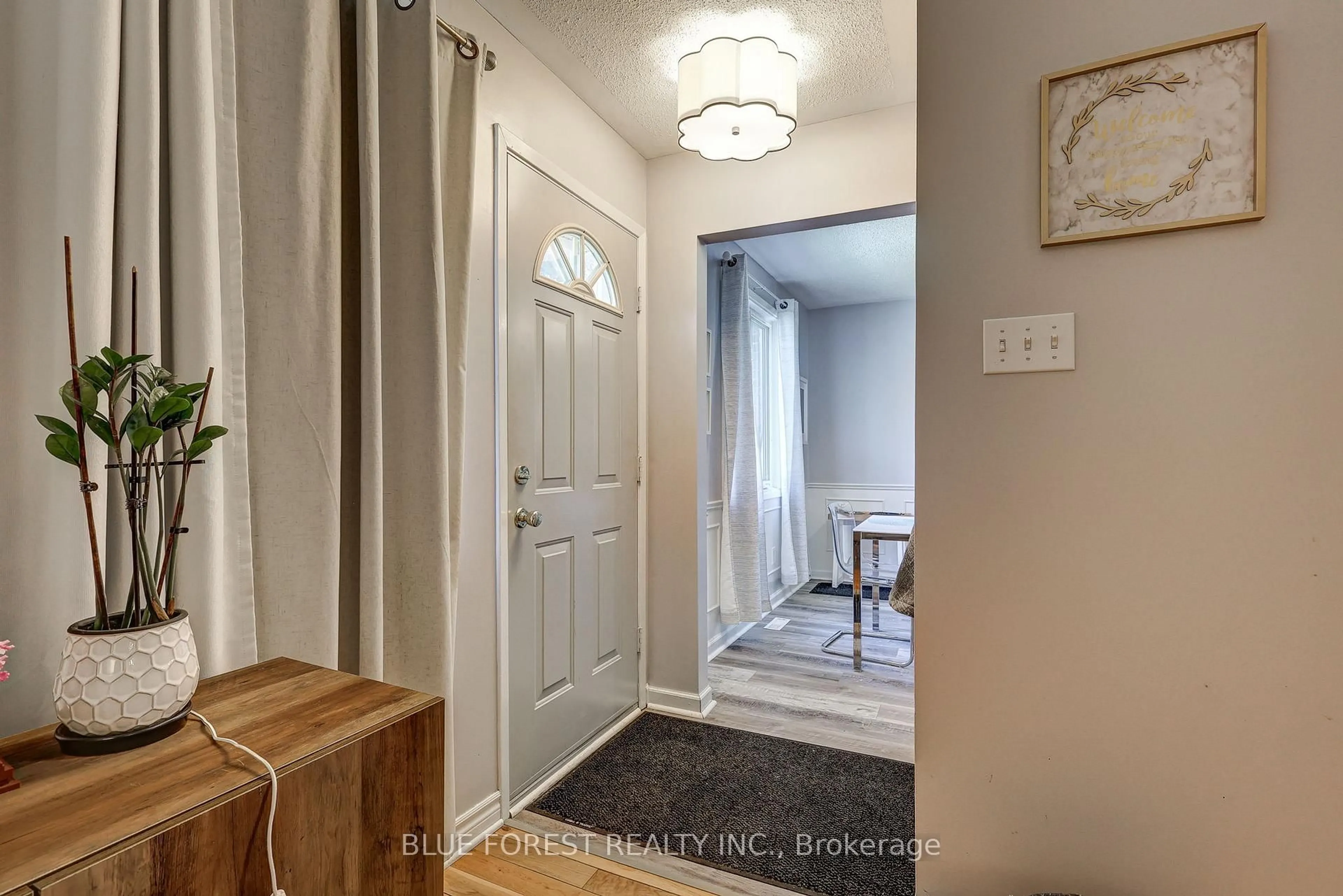 Indoor entryway for 1674 ALDERSBROOK Rd, London North Ontario N6G 3B8