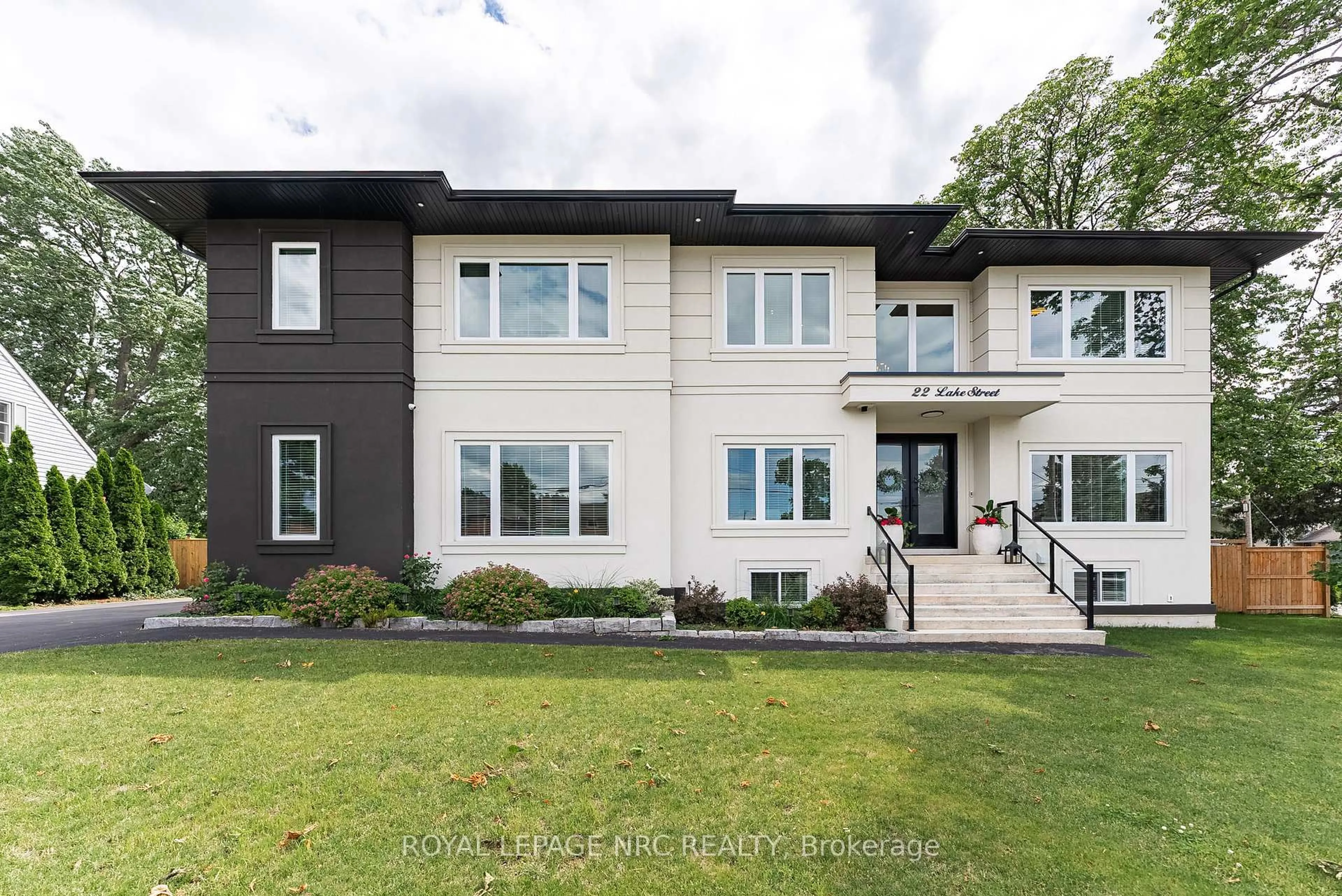 Home with brick exterior material, unknown for 22 LAKE St, Grimsby Ontario L3M 2G7