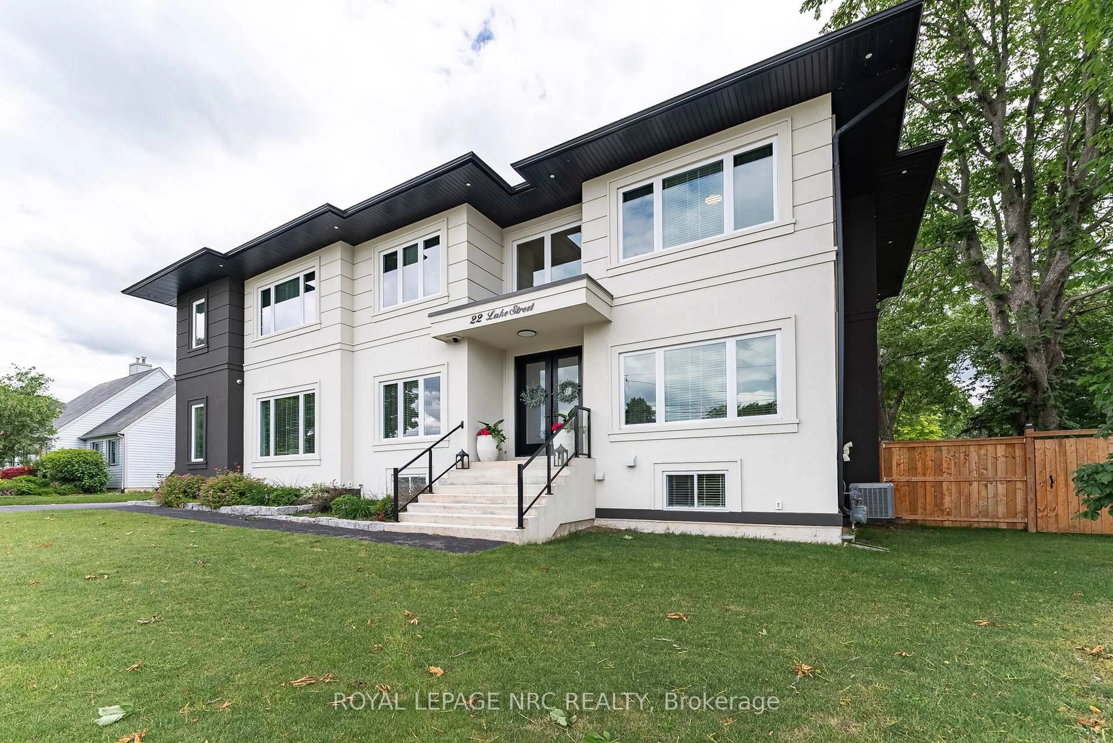Home with brick exterior material, unknown for 22 LAKE St, Grimsby Ontario L3M 2G7