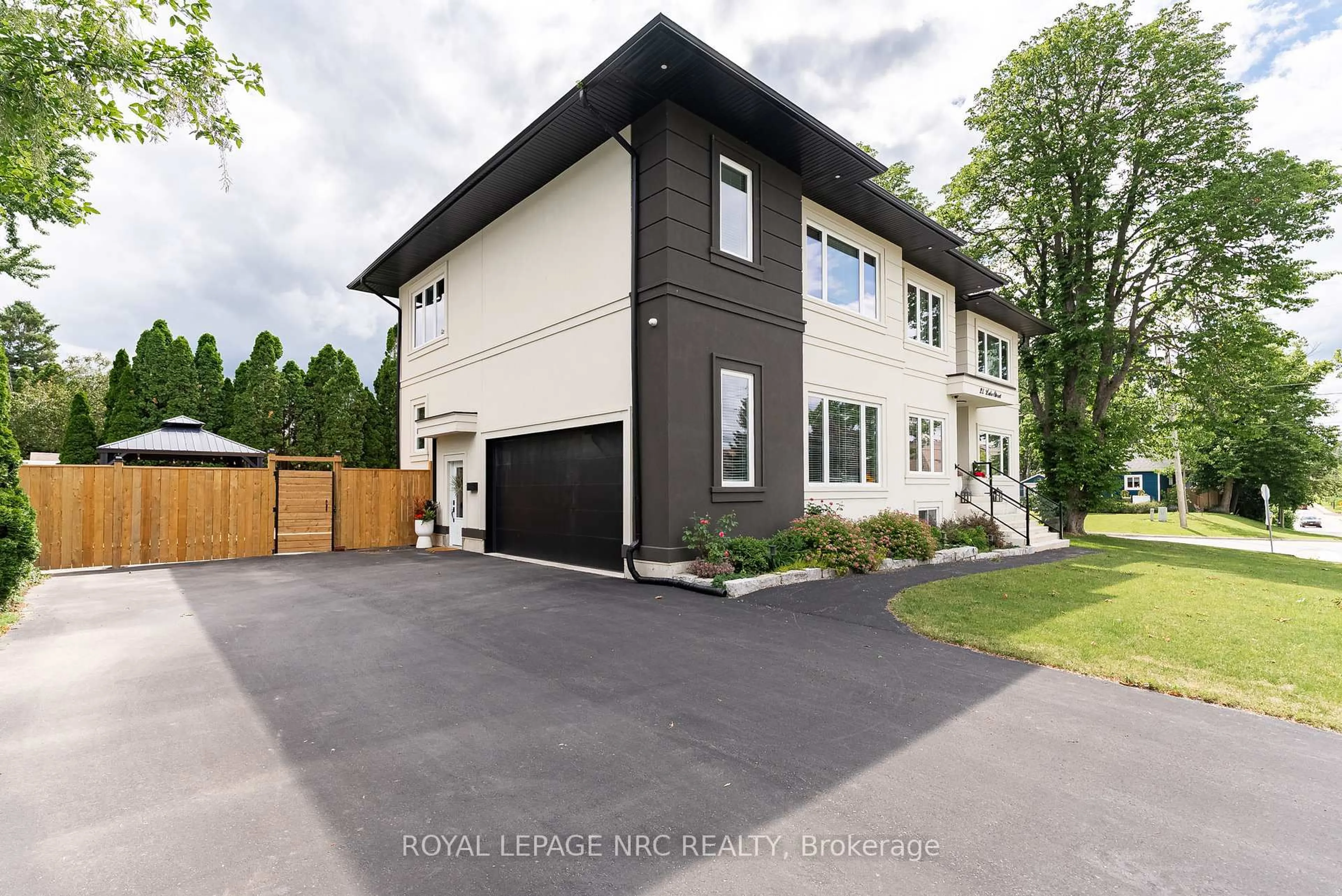 Unknown for 22 LAKE St, Grimsby Ontario L3M 2G7