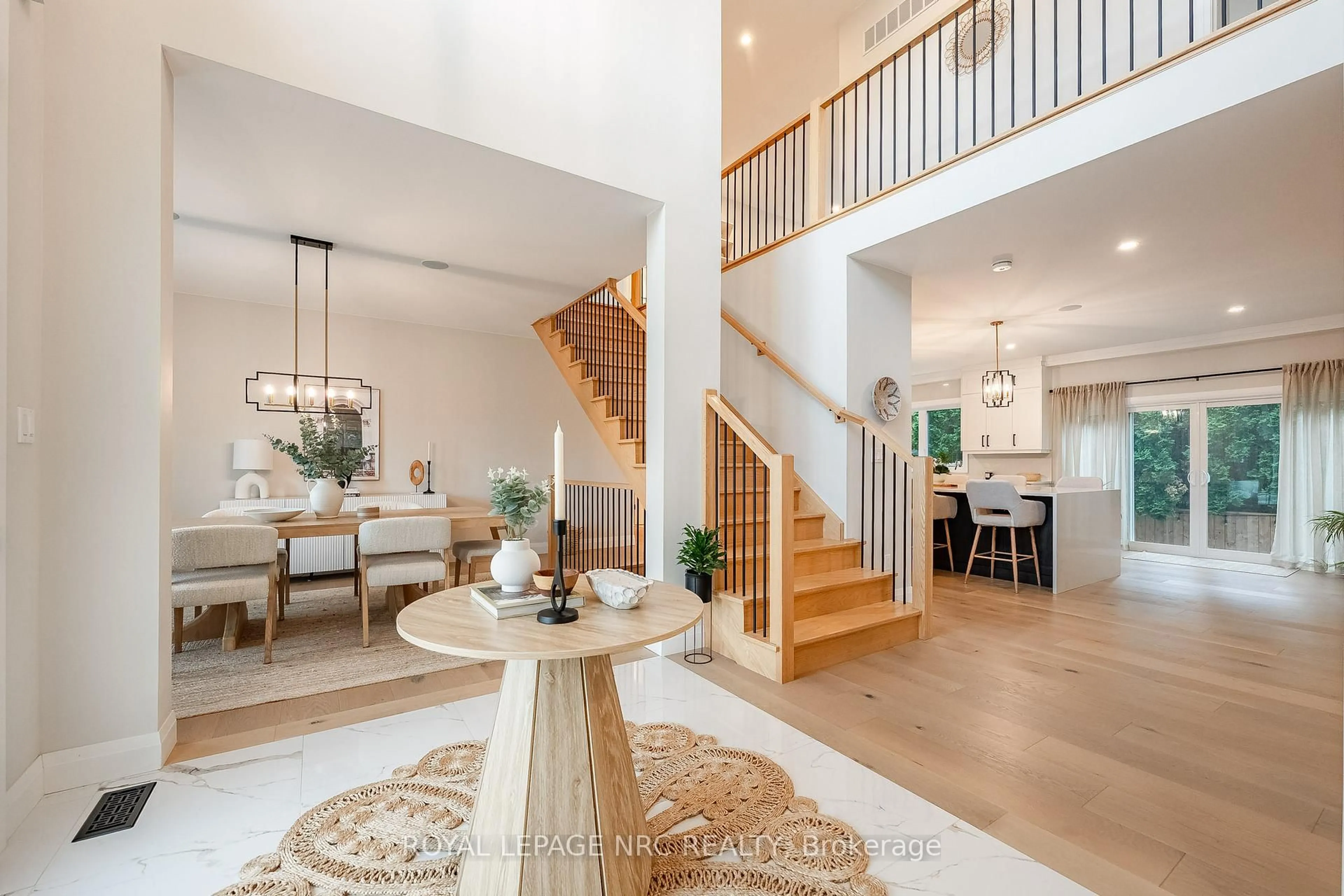 Indoor entryway for 22 LAKE St, Grimsby Ontario L3M 2G7