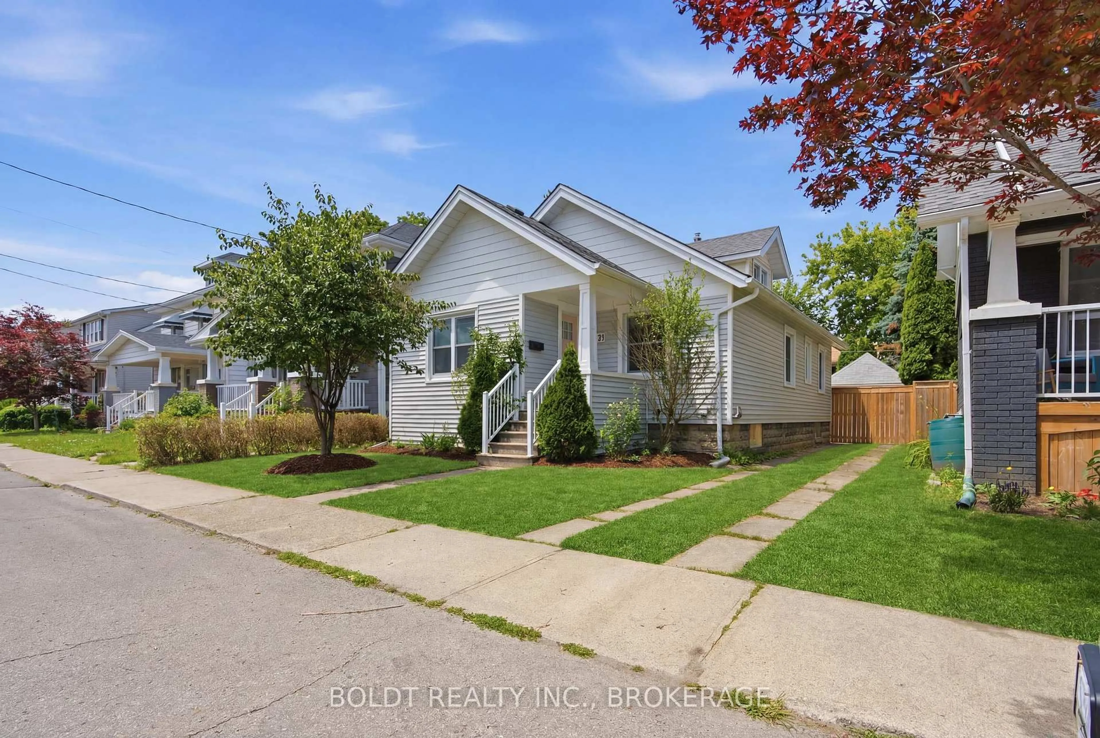 Home with vinyl exterior material, street for 21 Albert St, St. Catharines Ontario L2R 2G6