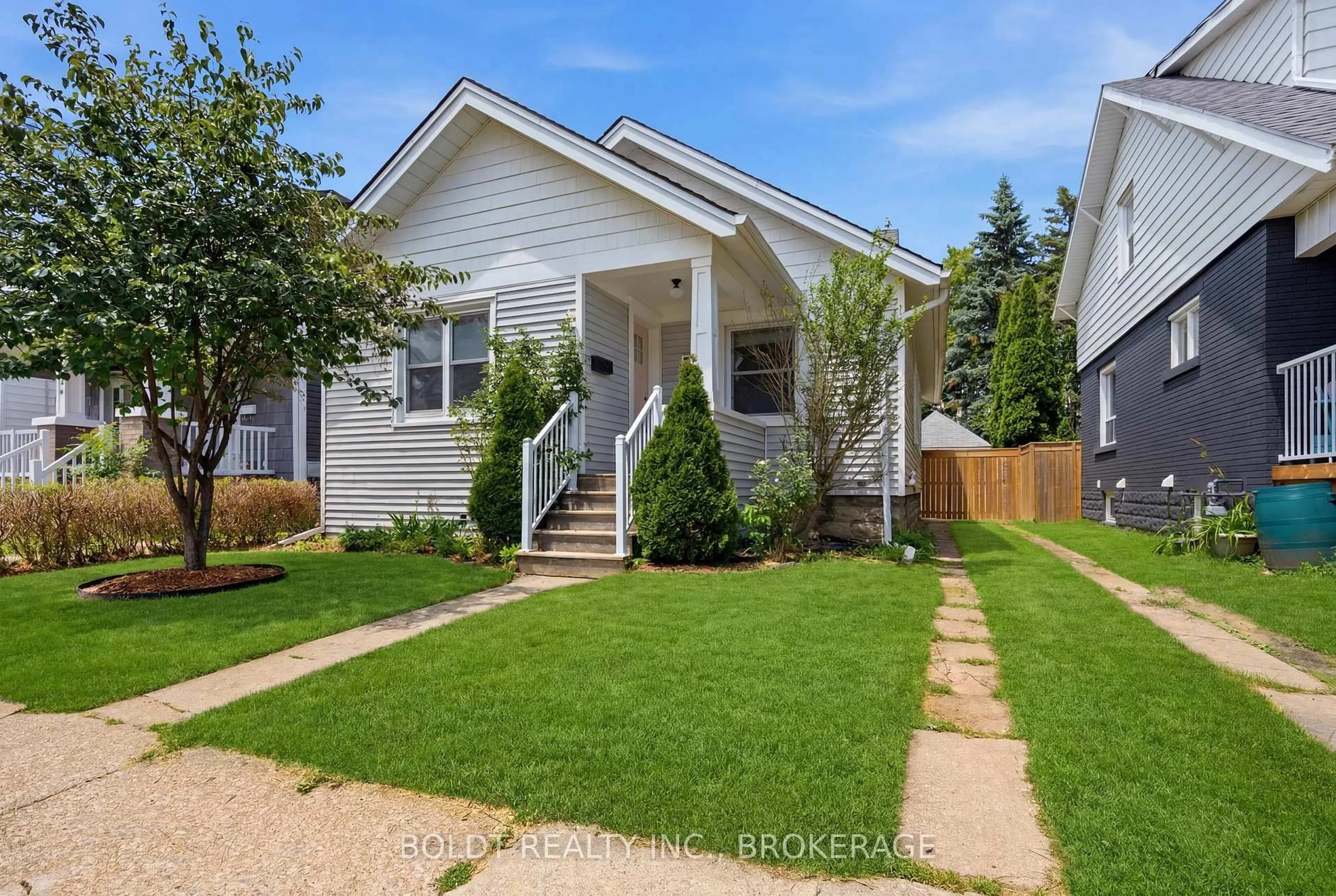 Home with vinyl exterior material, street for 21 Albert St, St. Catharines Ontario L2R 2G6