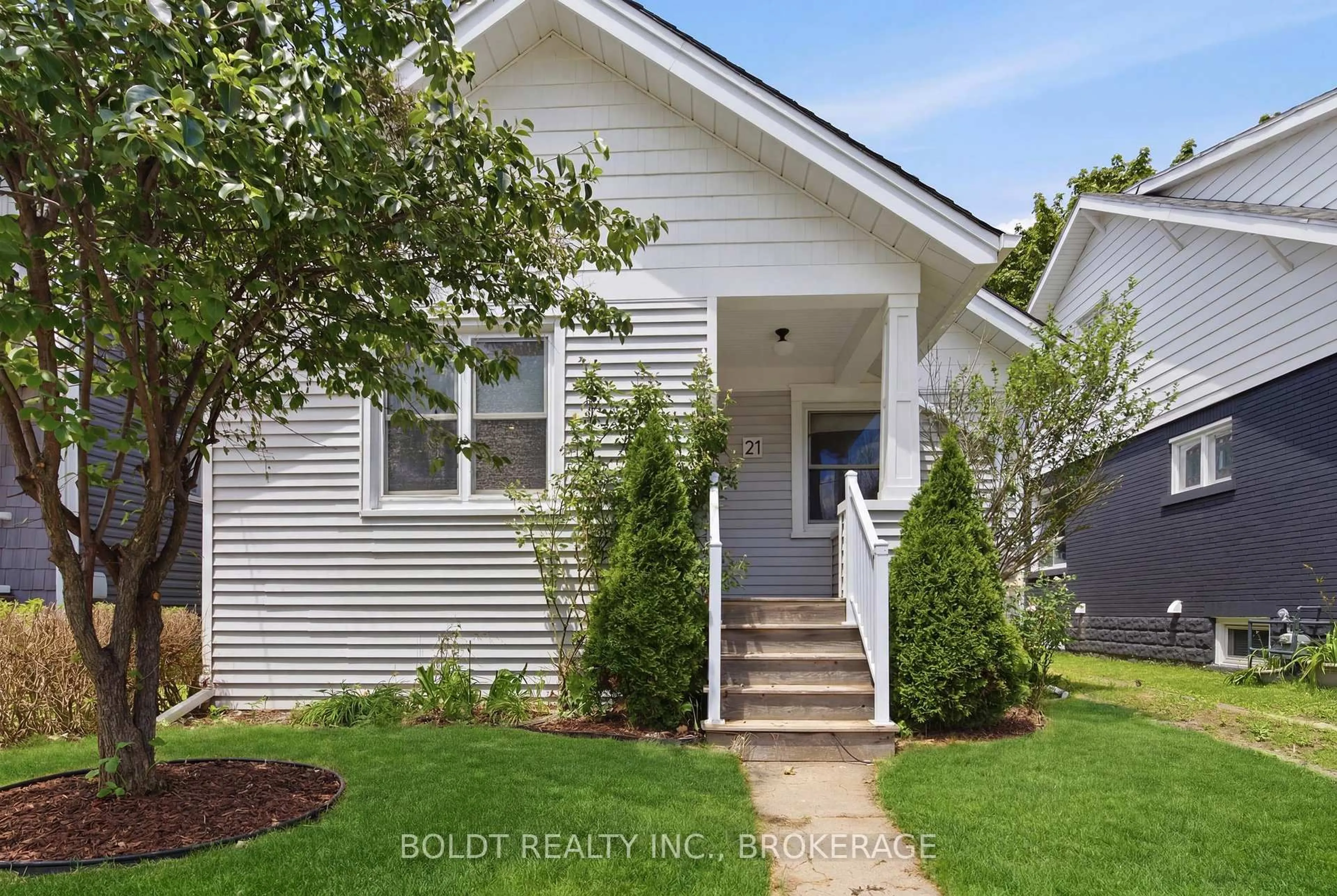 Home with vinyl exterior material, street for 21 Albert St, St. Catharines Ontario L2R 2G6