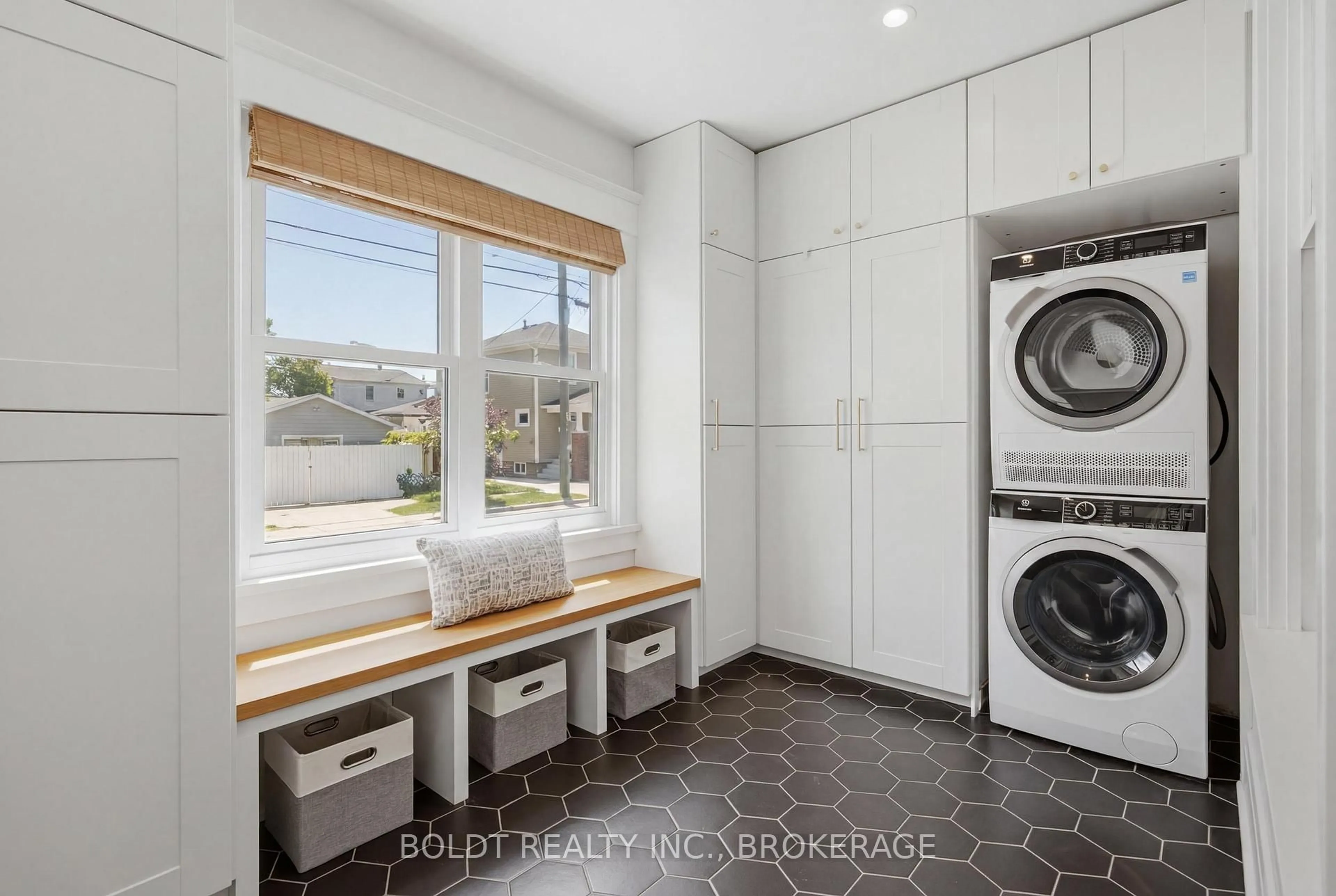 Laundry room for 21 Albert St, St. Catharines Ontario L2R 2G6