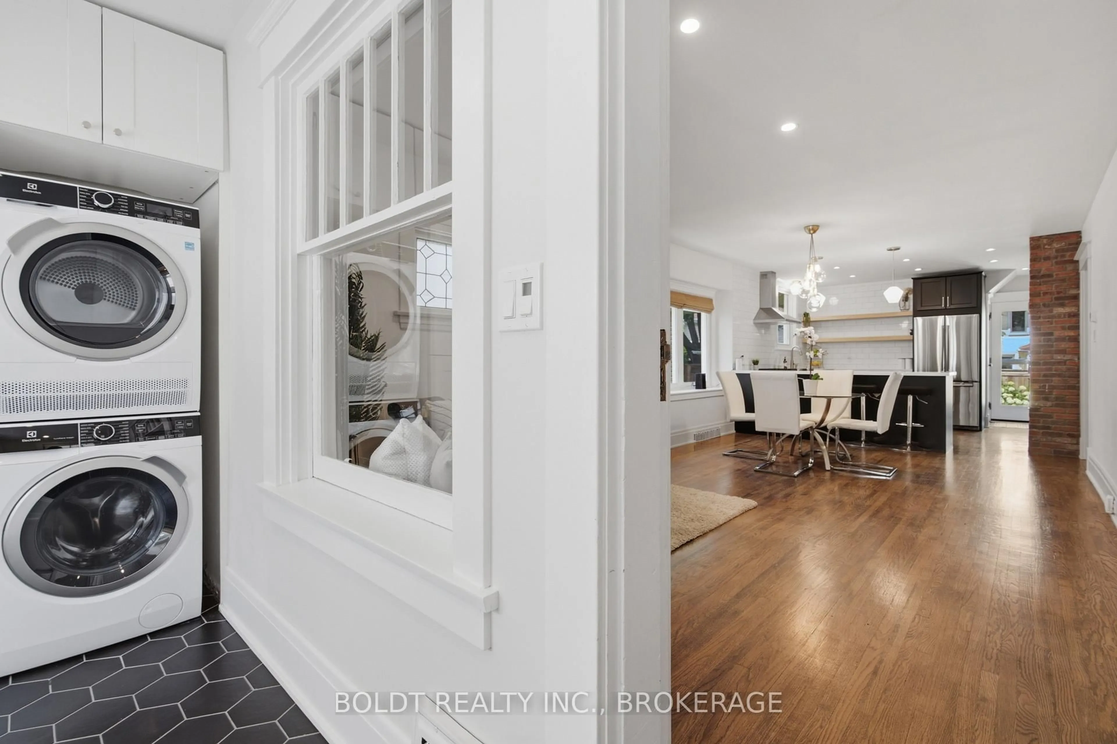 Indoor entryway for 21 Albert St, St. Catharines Ontario L2R 2G6