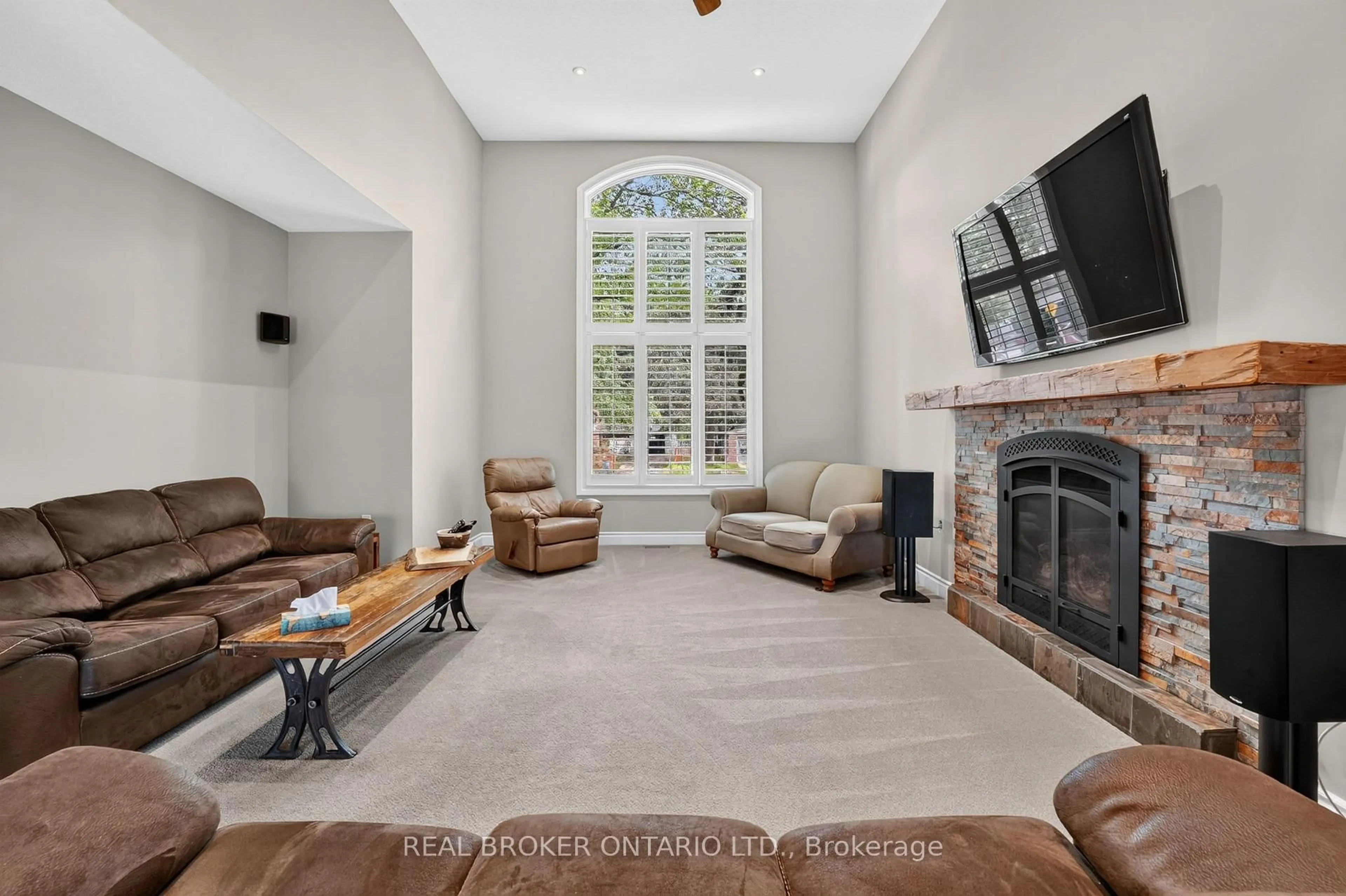 Living room with furniture, unknown for 41 Cameron Dr, Hamilton Ontario L9G 2L4